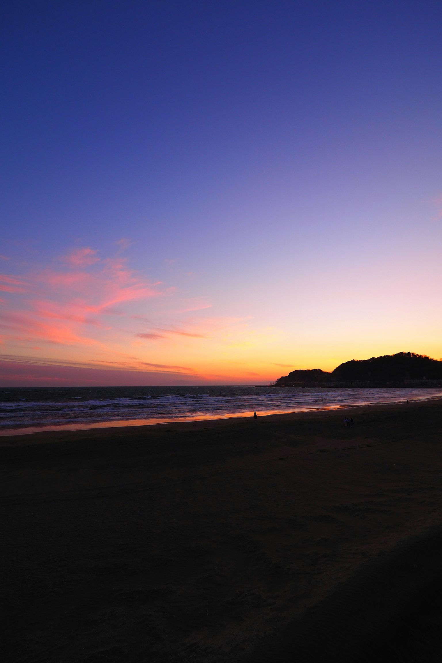 海岸日落场景，蓝紫色天空和生动的橙色日落