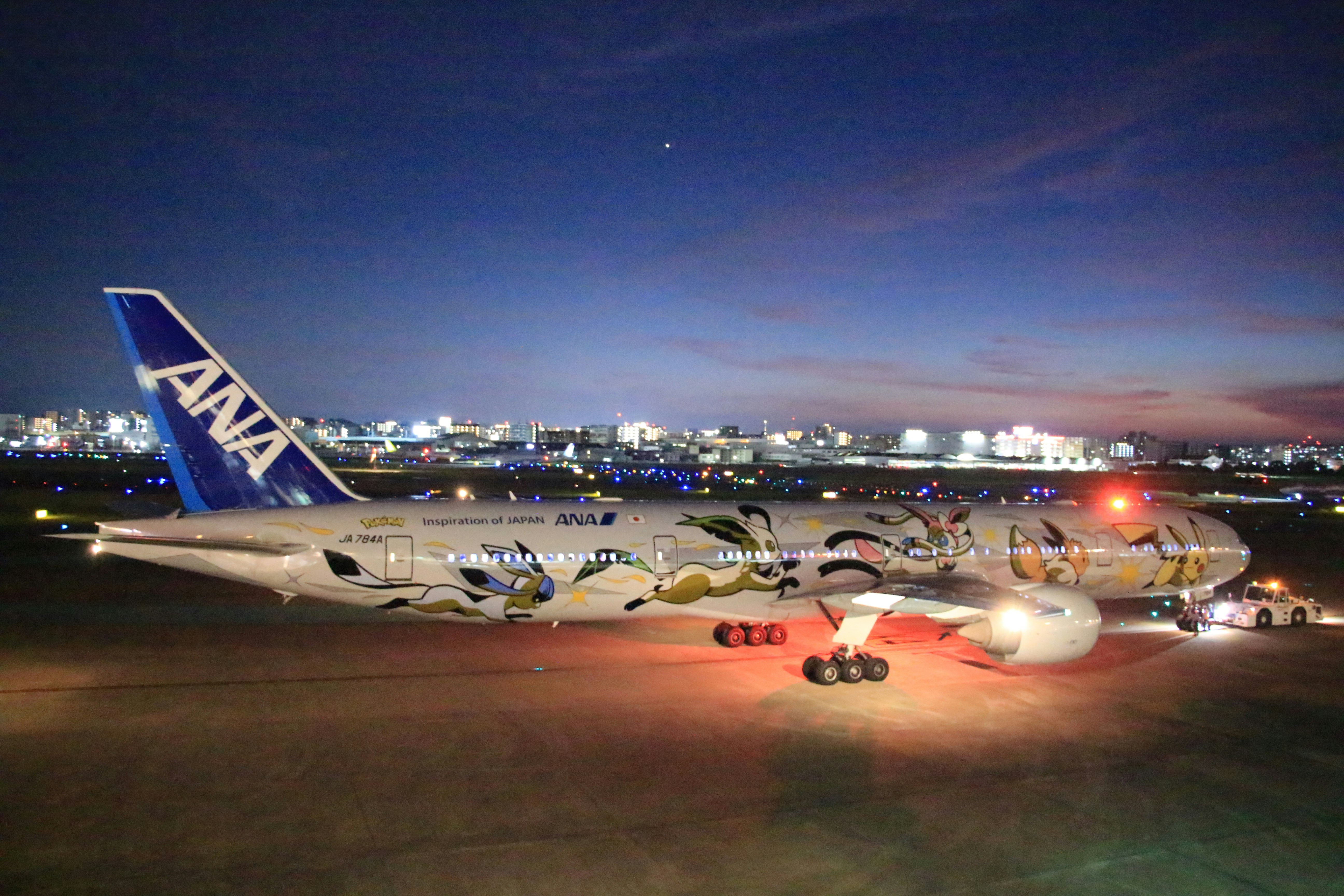 夜の空港で並ぶ旅客機と地上支援車