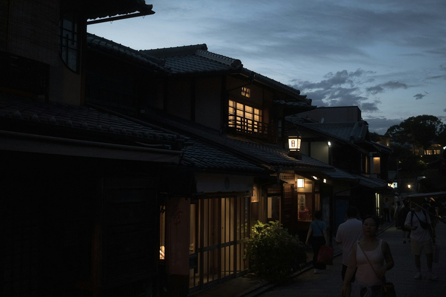 黄昏中照亮的传统日本房屋街道