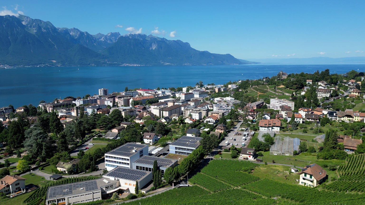 Luftaufnahme einer Stadt, umgeben von einem schönen See und Bergen