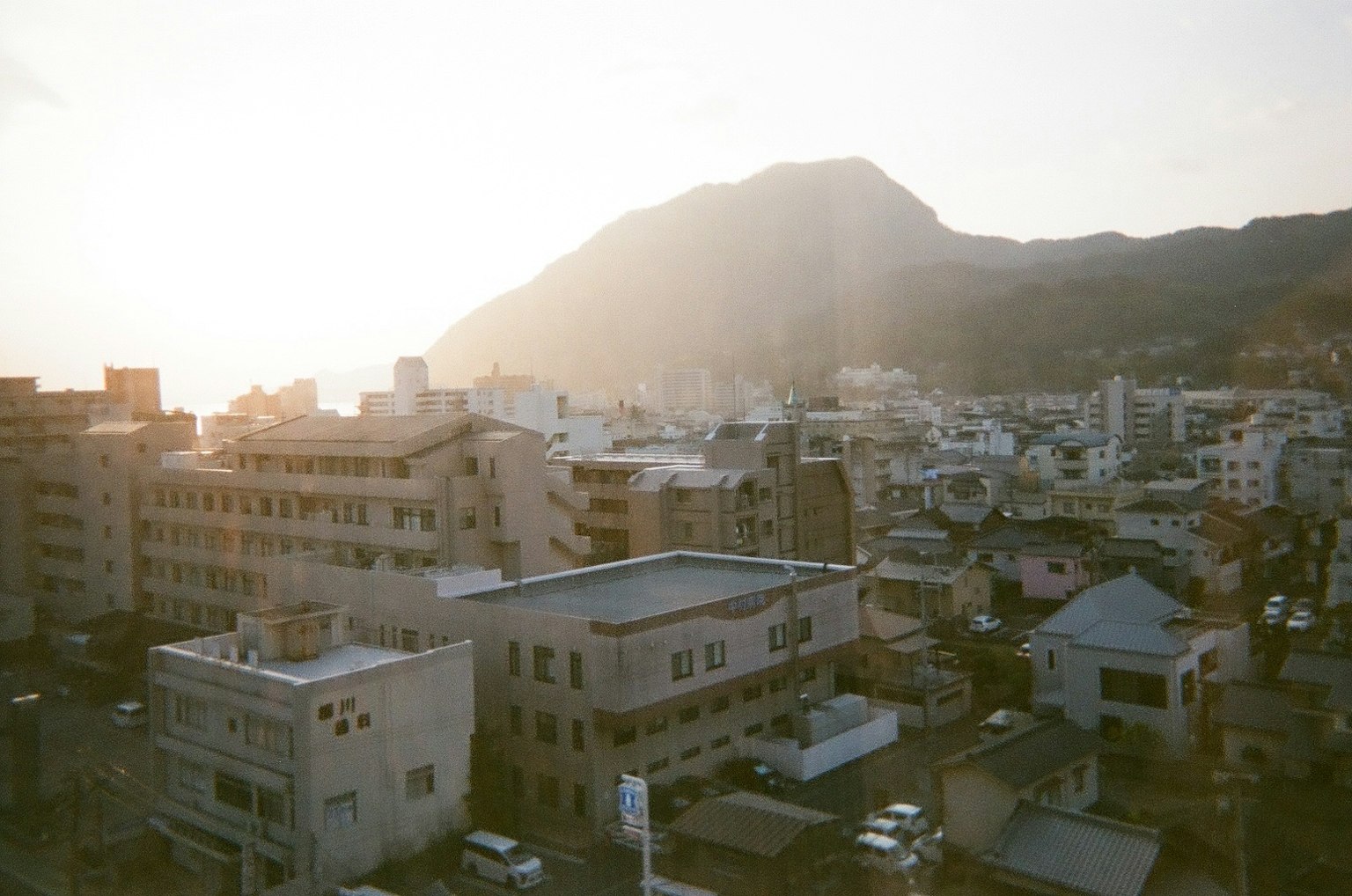 해질녘과 산 실루엣이 있는 도시 경관