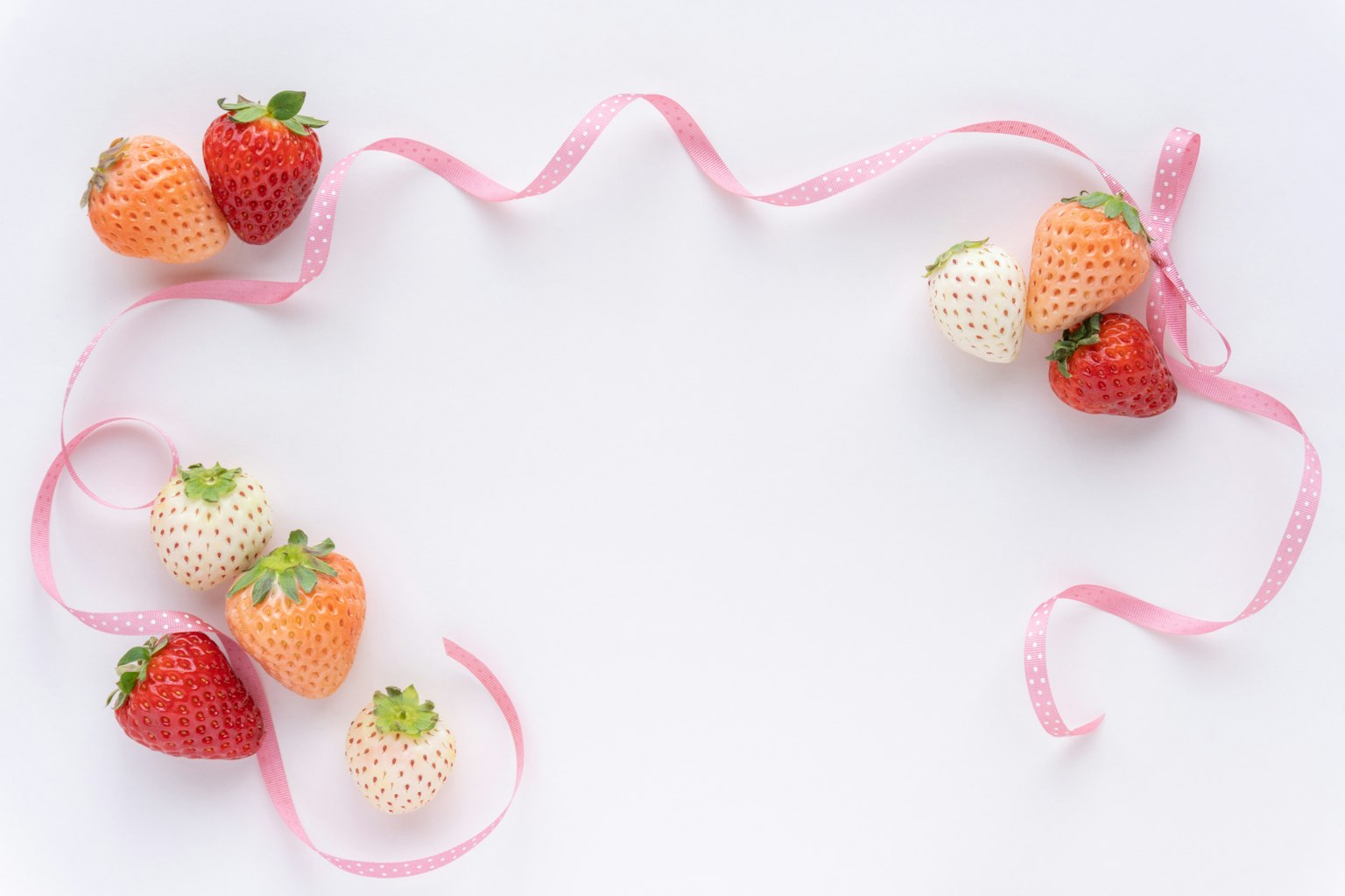 Arreglo de fresas frescas rodeadas de una cinta rosa