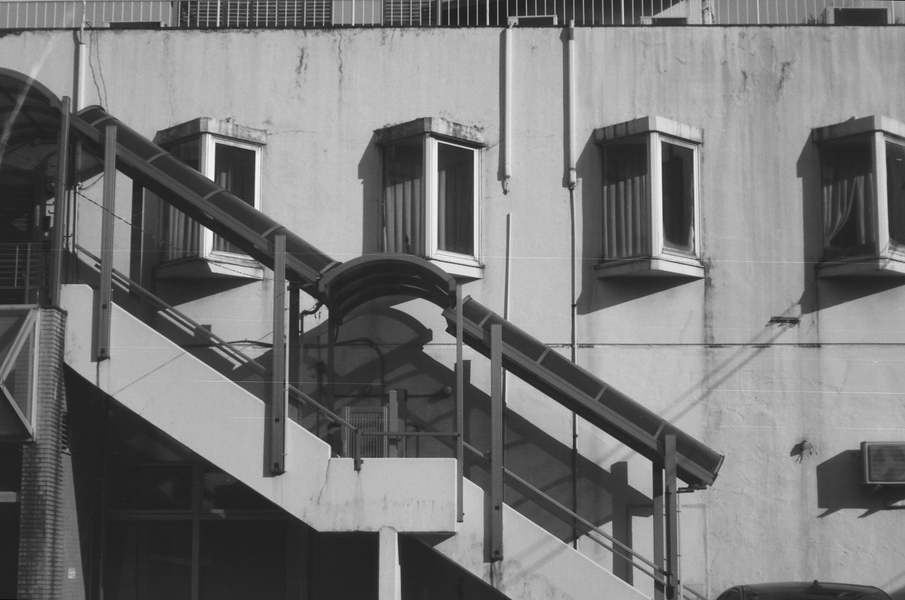 階段とアーチ状の手すりがある建物の外観