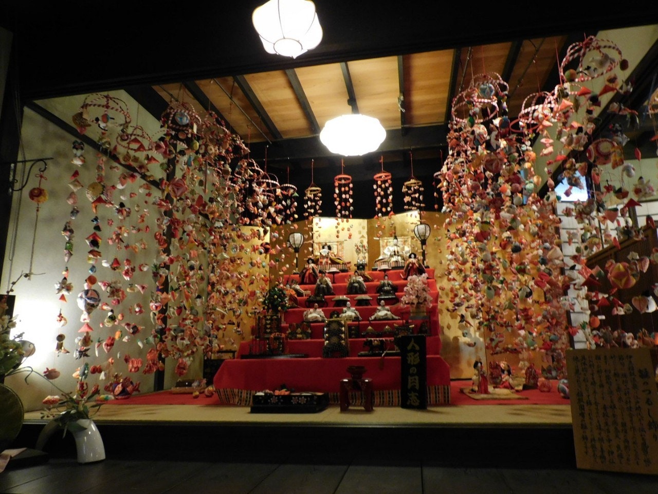 色とりどりの吊り飾りが並ぶ屋内の祭壇飾り