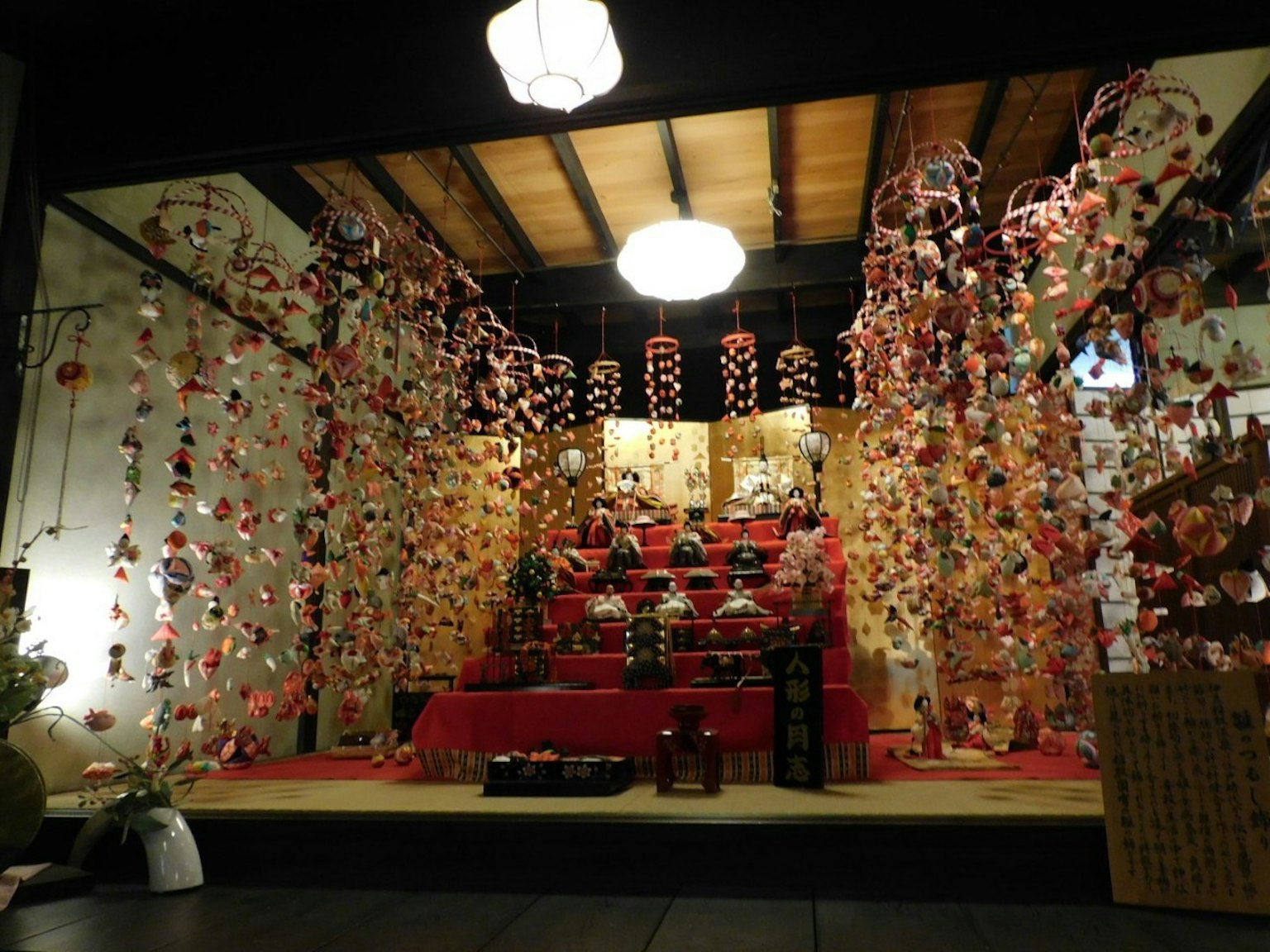 一个传统的日本雏祭展示，特色彩色吊饰
