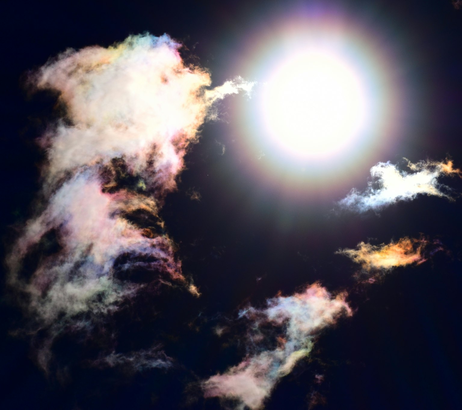 Soleil brillant entouré de nuages colorés