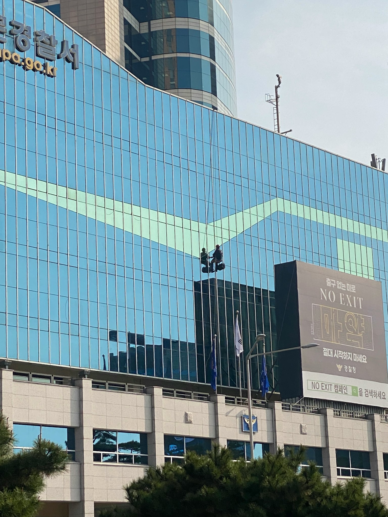 Edificio alto con facciata in vetro blu che espone pubblicità
