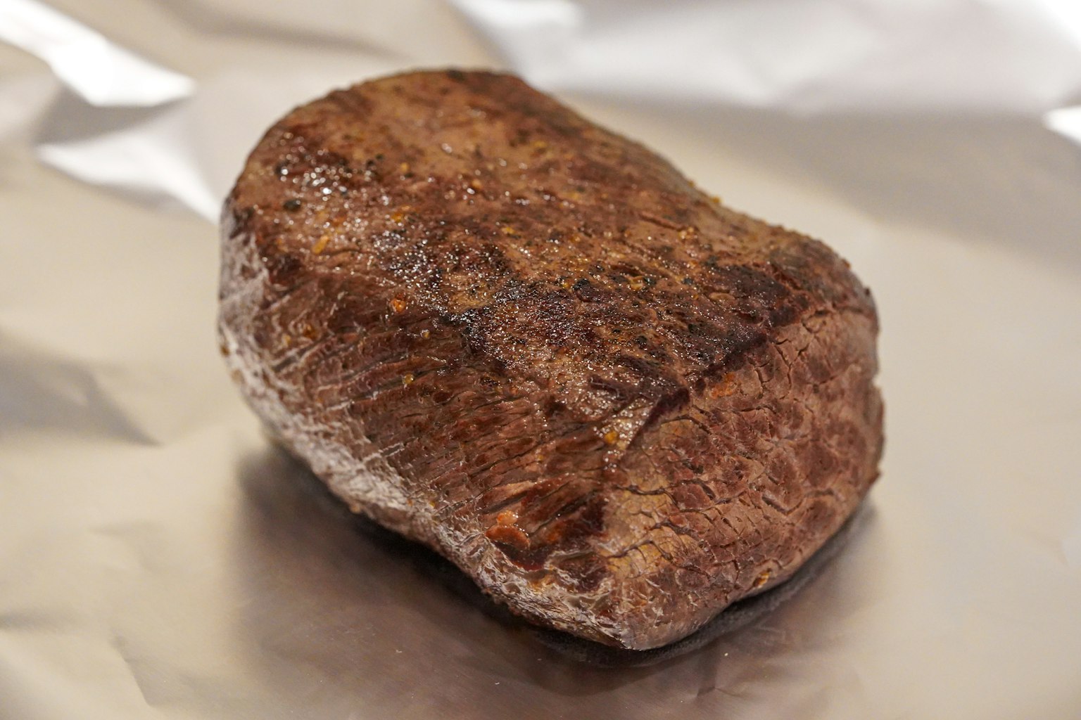 一塊熟肉放在鋁箔上
