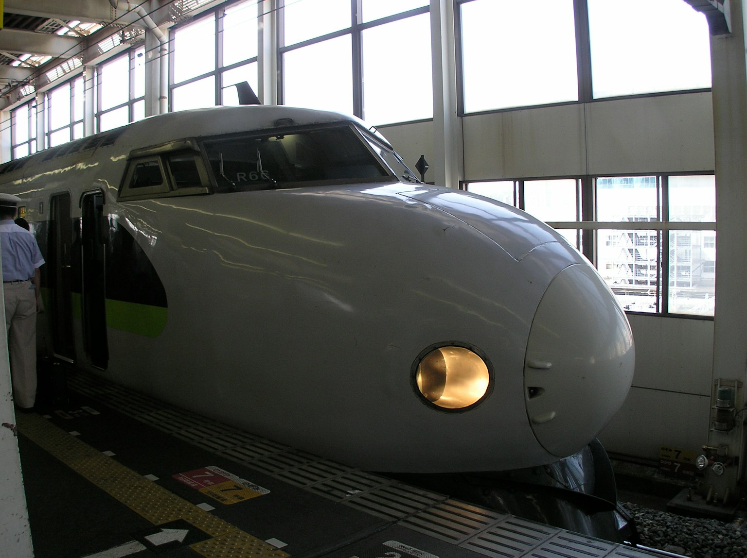 Section avant du train Shinkansen à la gare