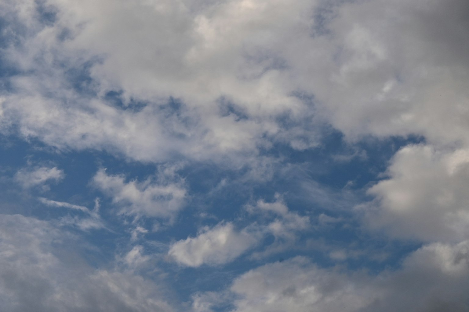 Pemandangan langit biru yang dicampur dengan awan putih