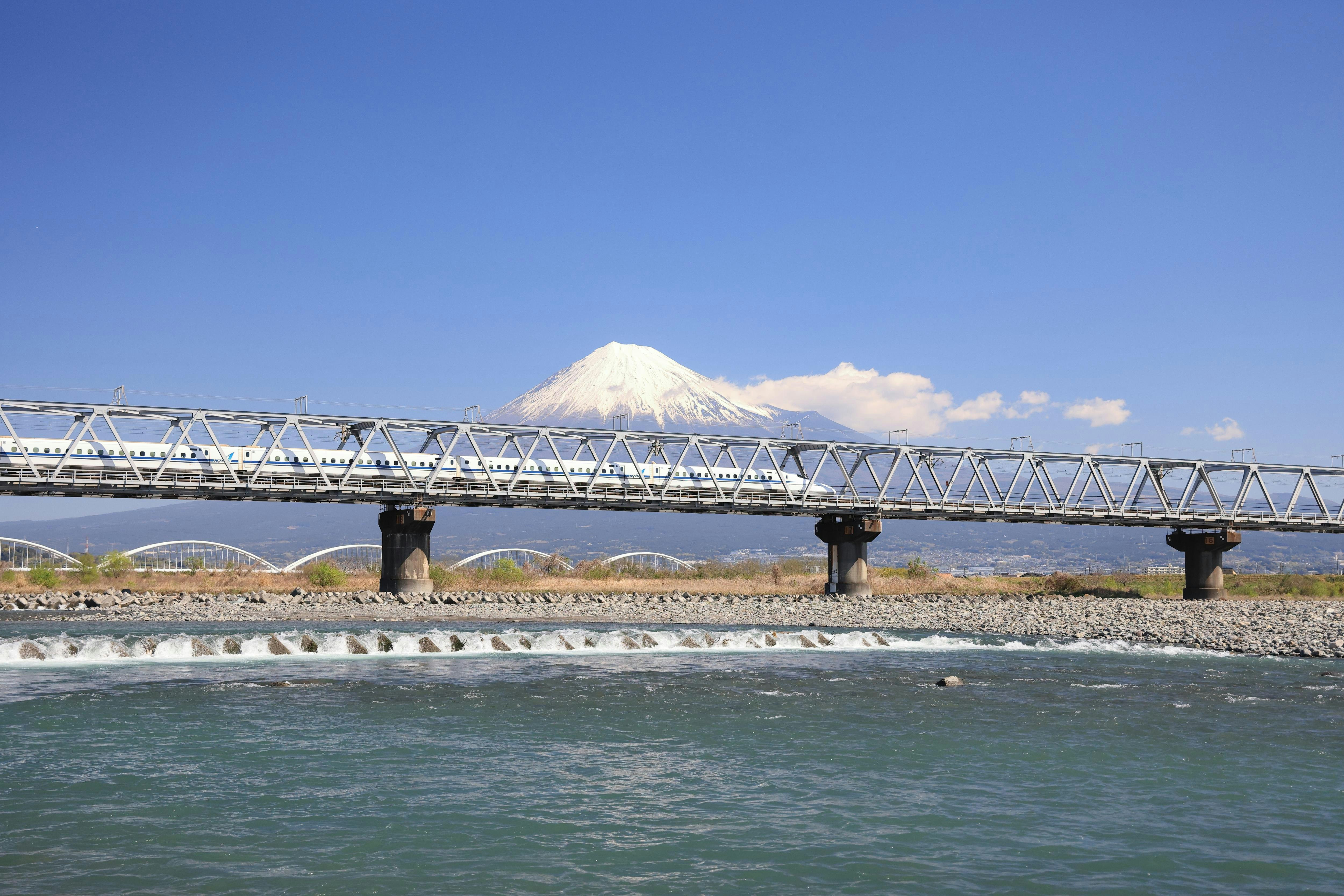 Le Shinkansen traverse la rivière Fuji avec le mont Fuji en arrière-plan