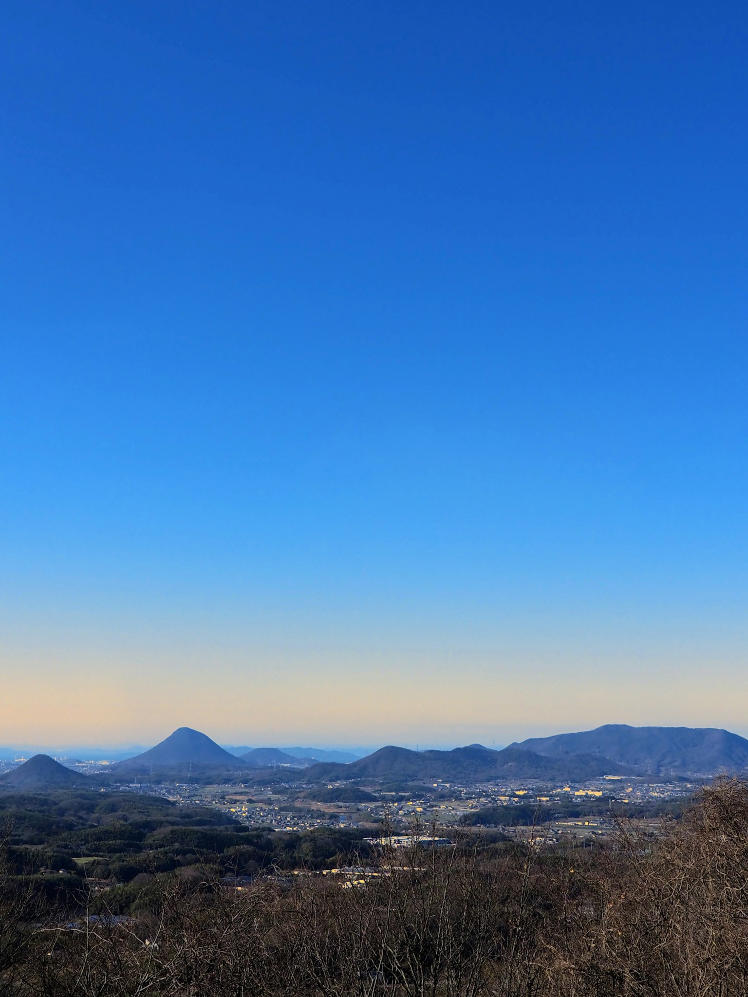 Pemandangan indah dengan langit biru dan pegunungan