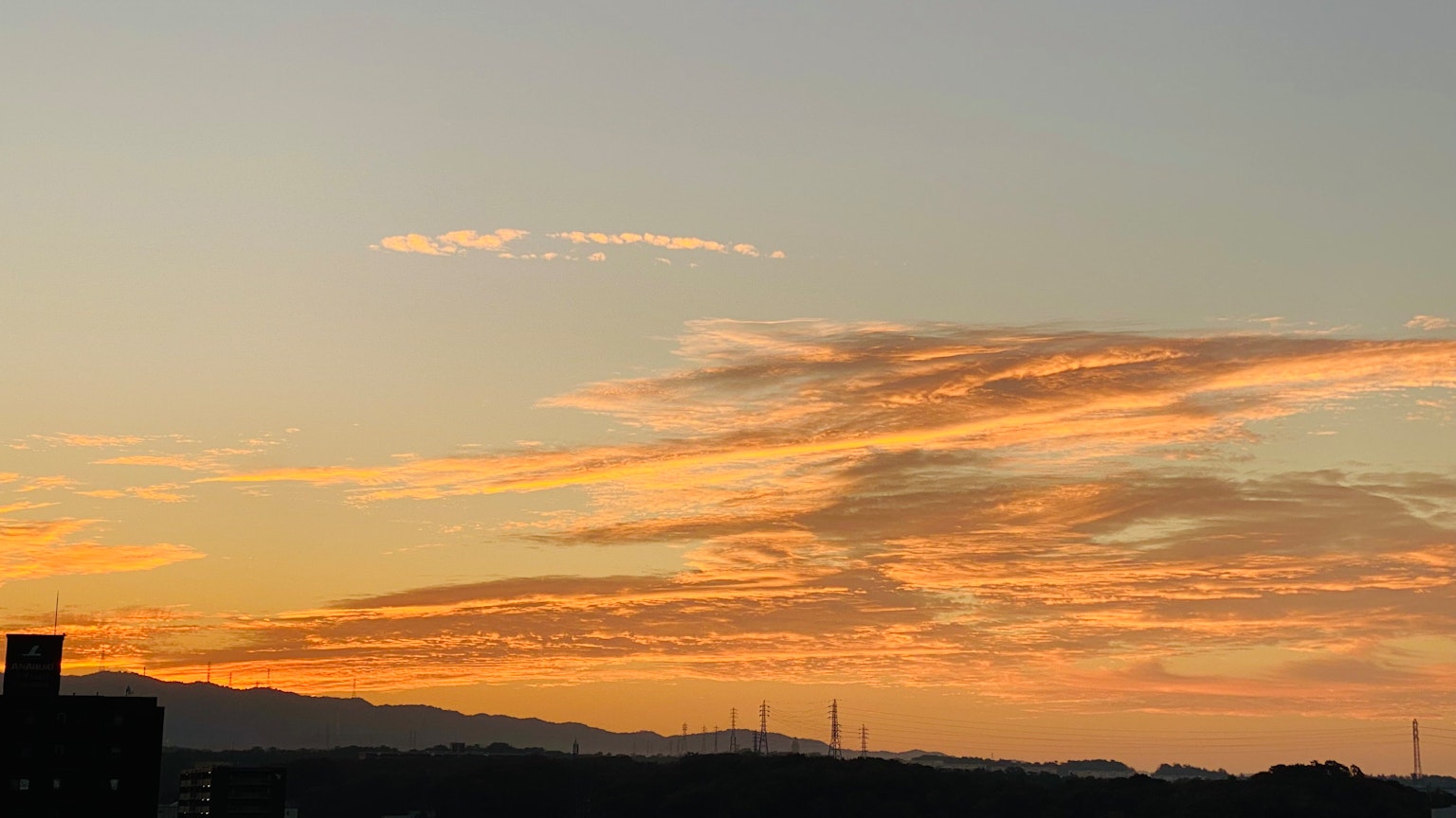 Ein Sonnenuntergangshimmel mit orangefarbenen und rosa Wolken