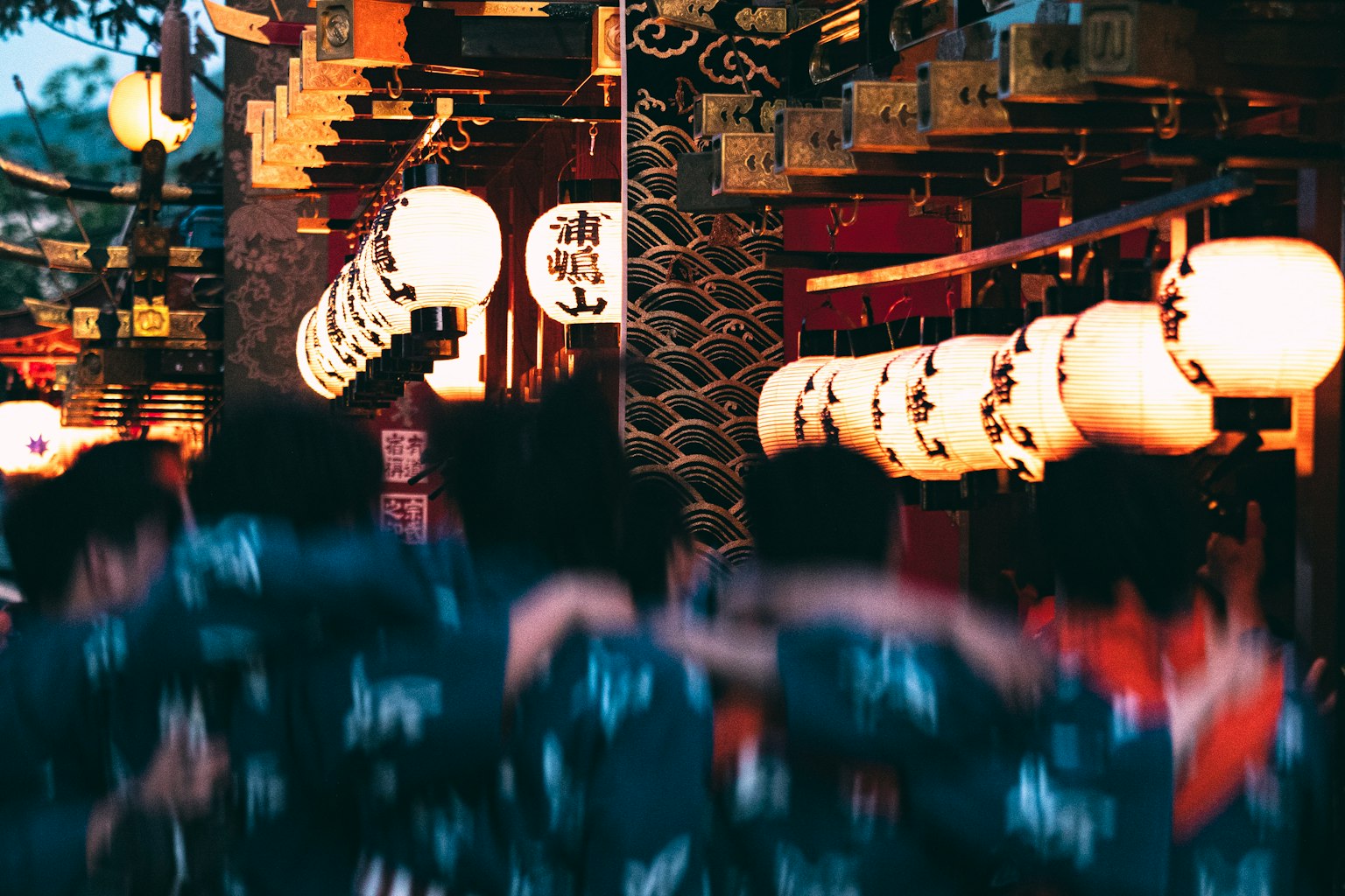 Nachtmarktstraße mit Laternen und Menschen in Yukata