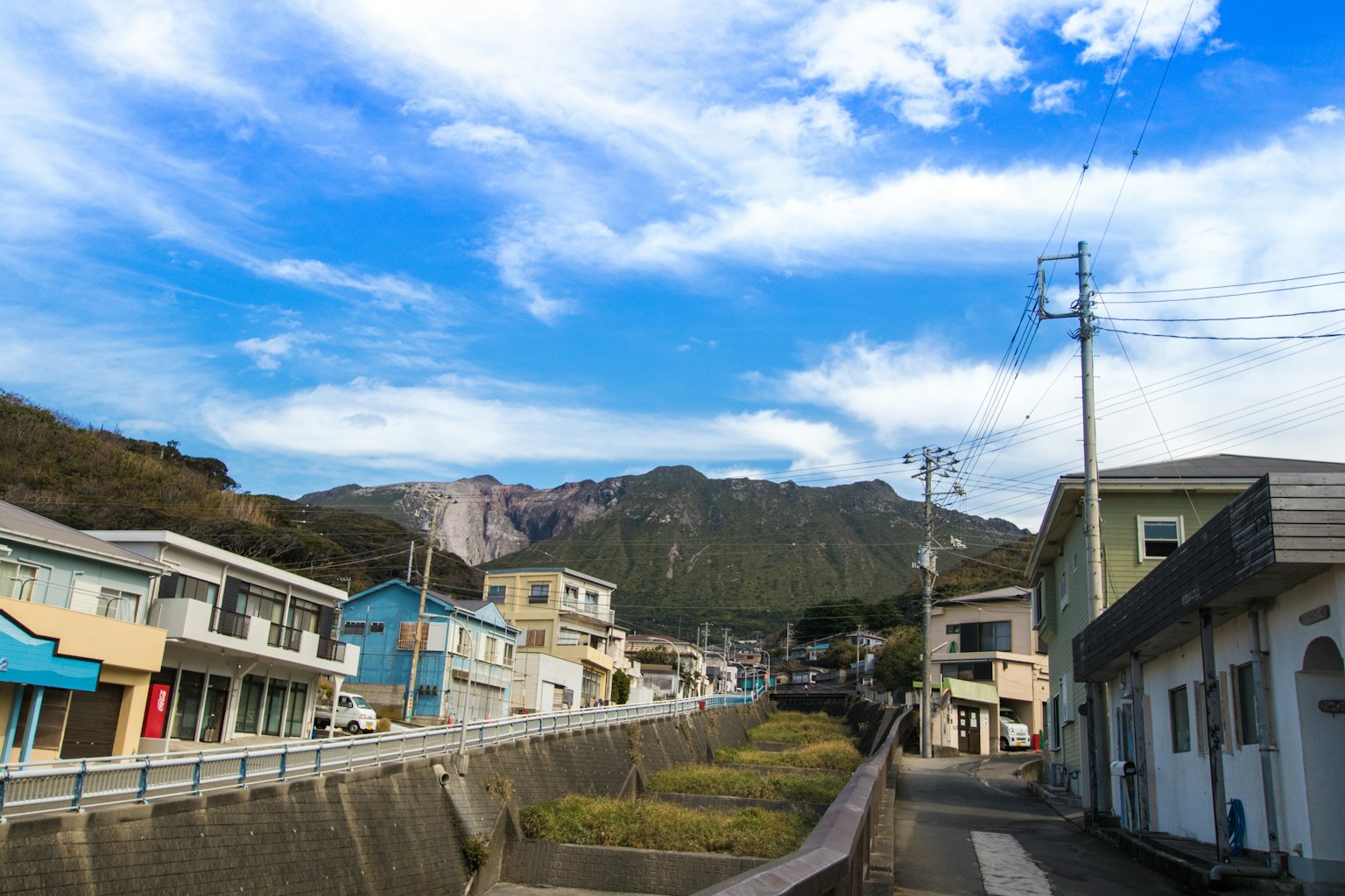 寧靜的城鎮風景，藍天和山脈在背景中