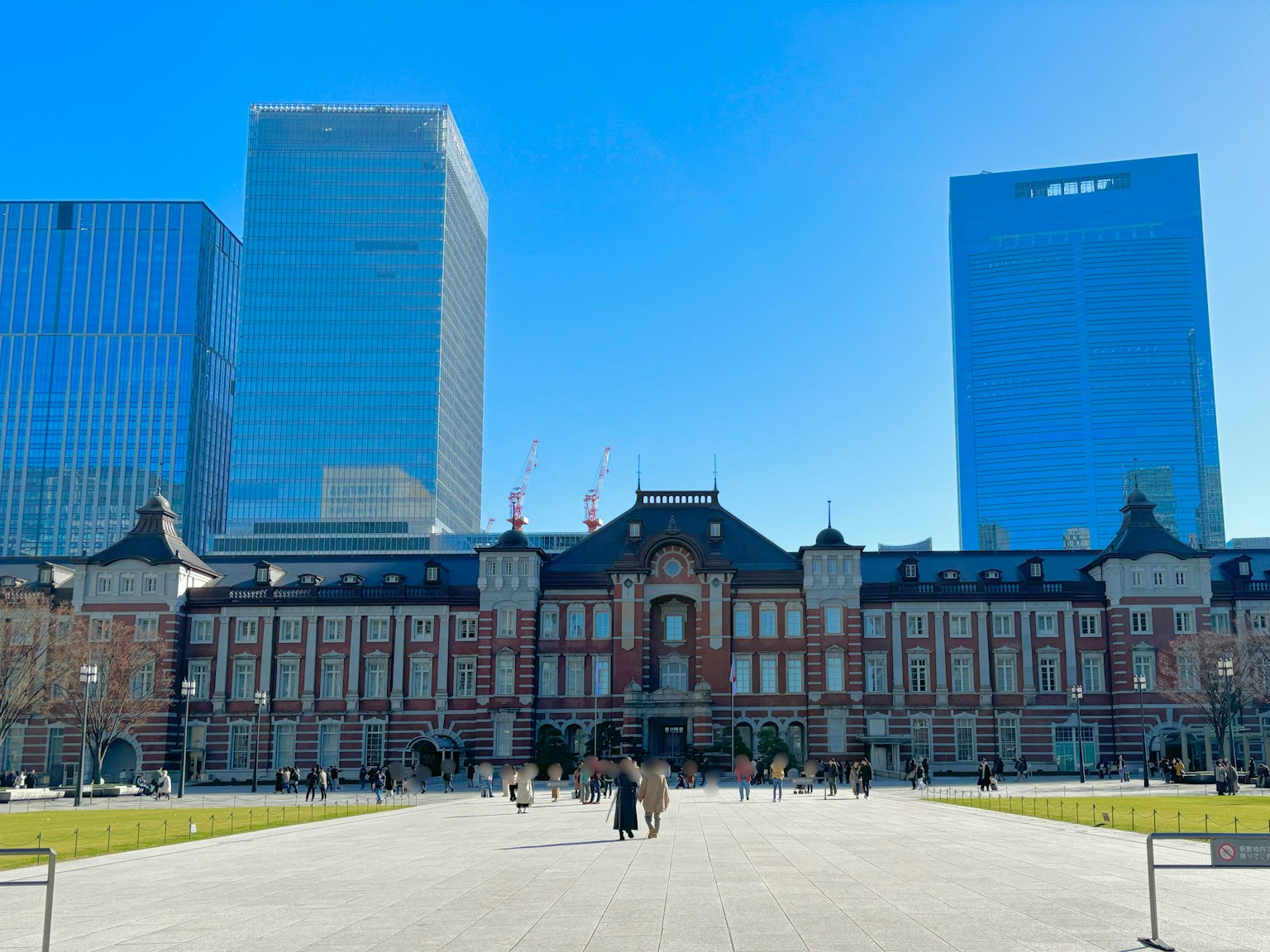 ทิวทัศน์ด้านหน้าของสถานีโตเกียวพร้อมตึกระฟ้าสมัยใหม่