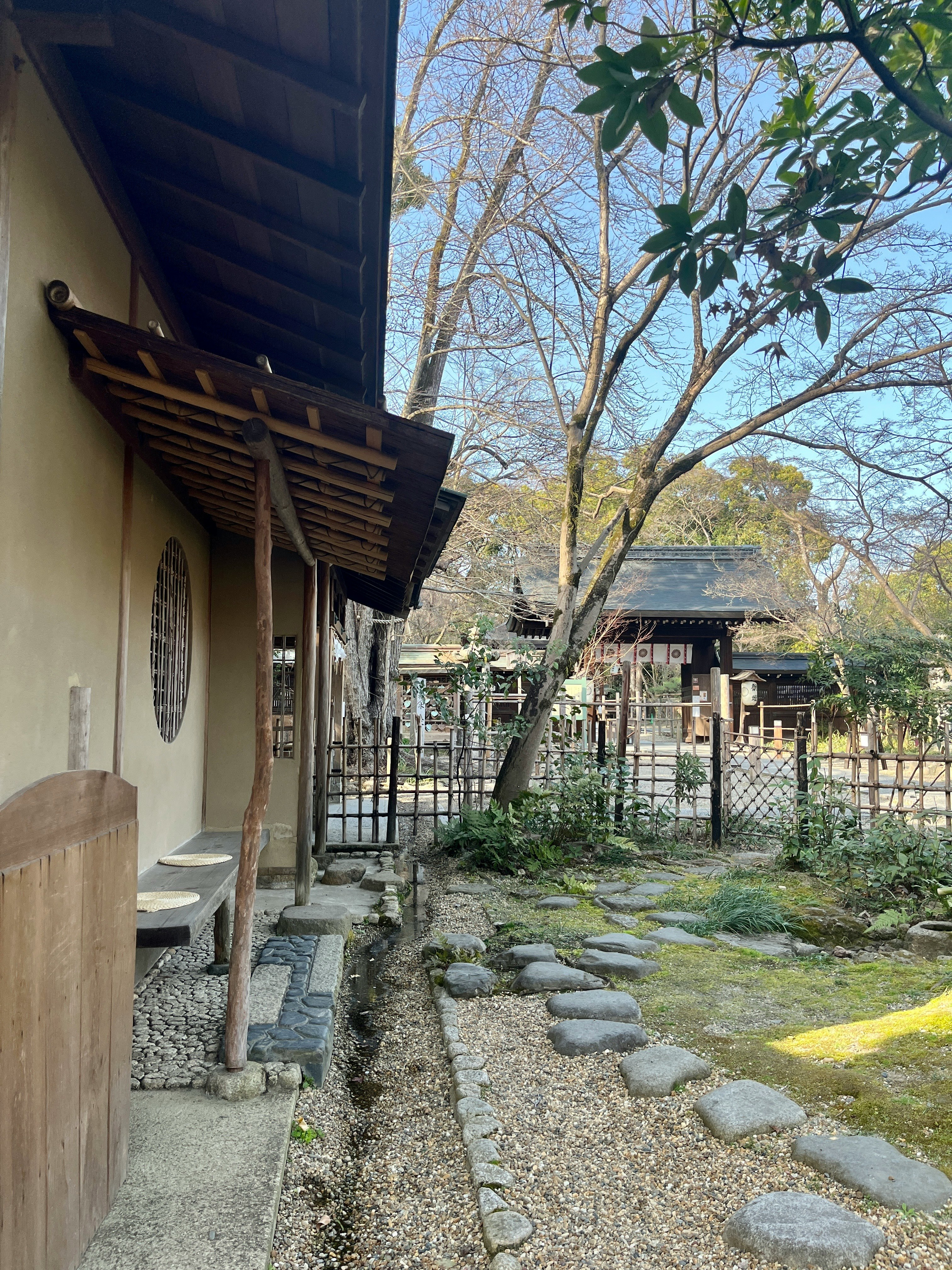 京都の路地にある寺院の庭と石畳の小道