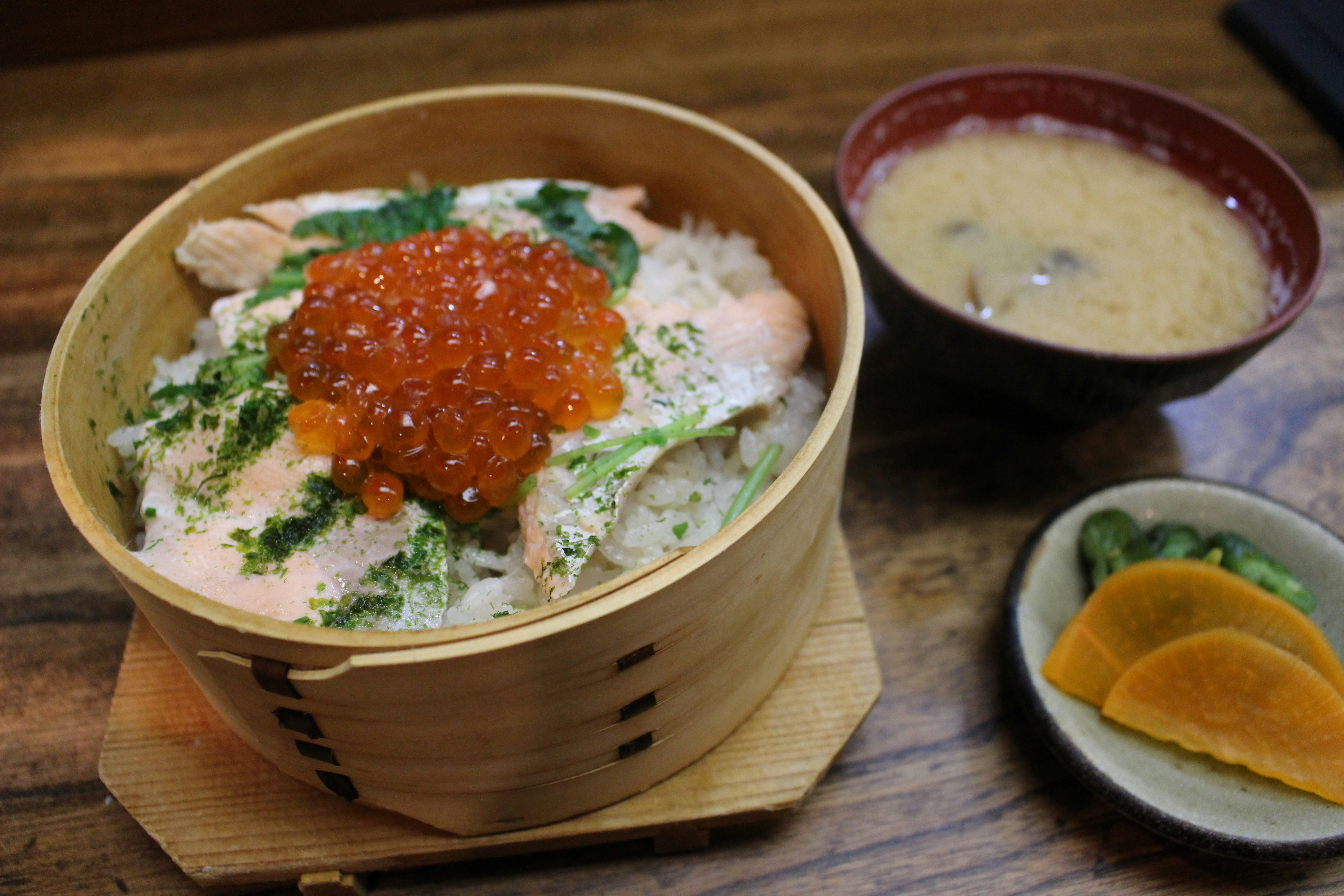cơm wappa (Niigata) kèm súp miso và cam/quýt