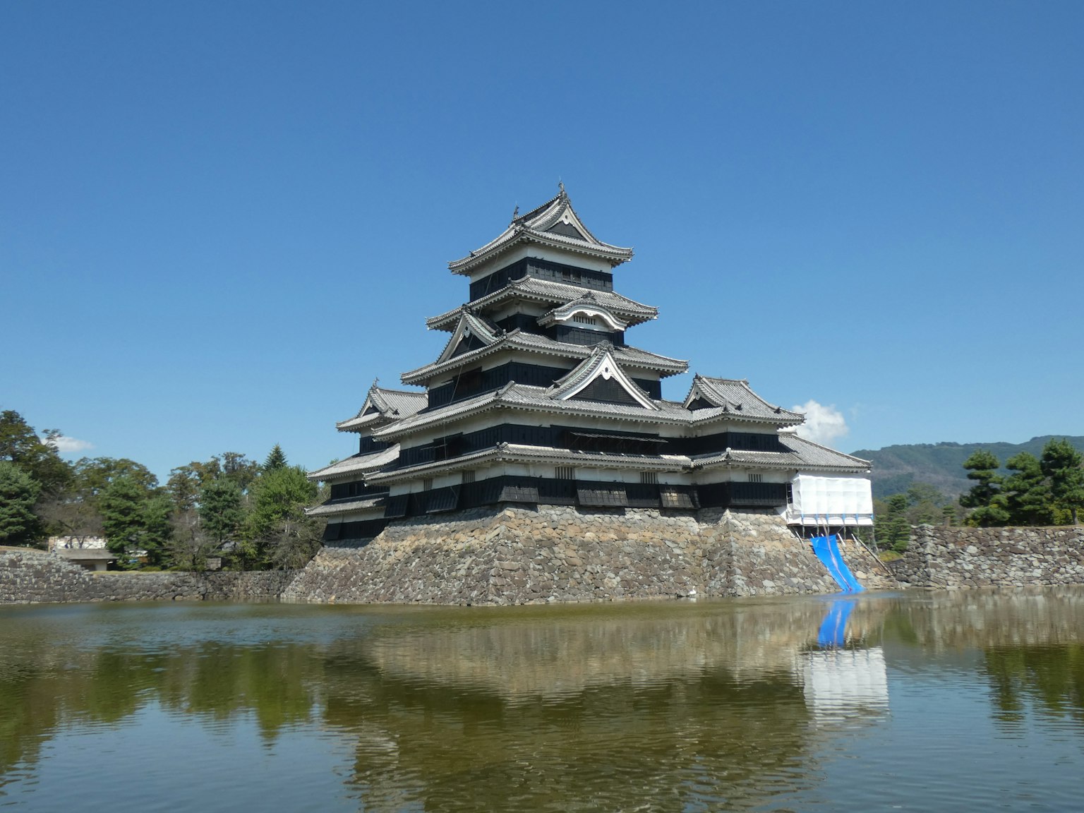 Vista bellissima del Castello di Matsumoto situato vicino a uno stagno