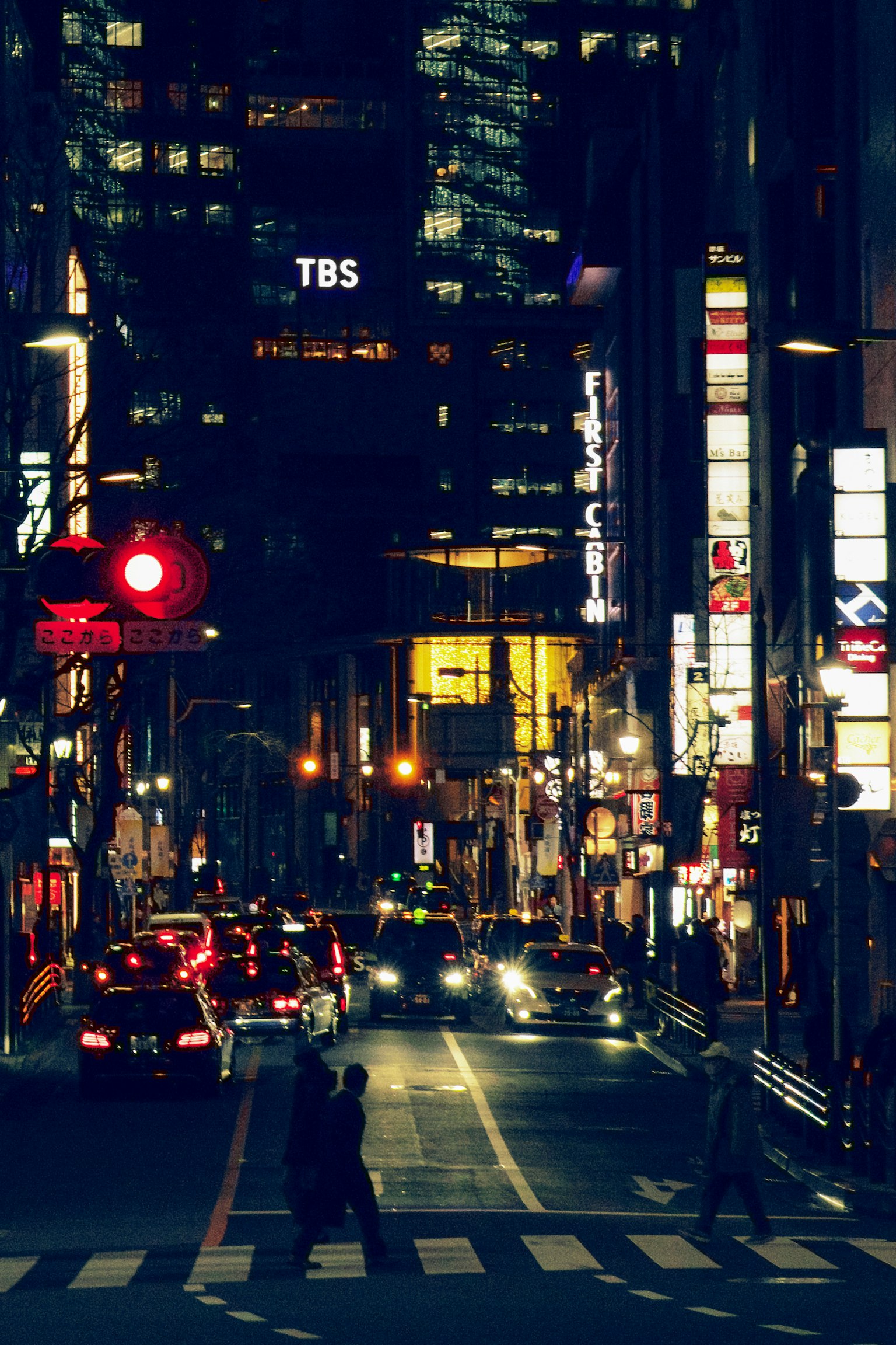 夜间城市景观交叉口的行人和流动交通