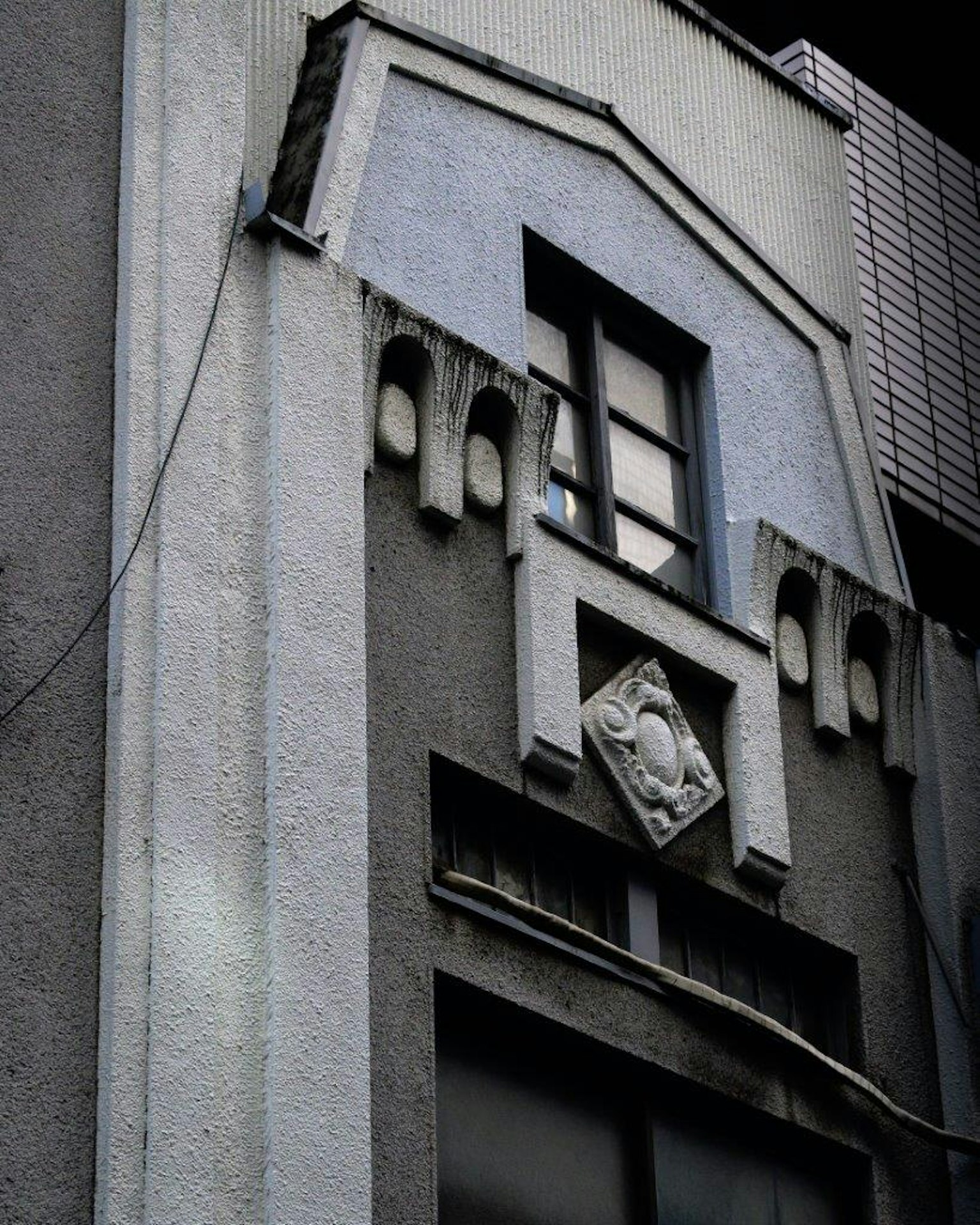 Finestra decorativa e scultura su una facciata di edificio