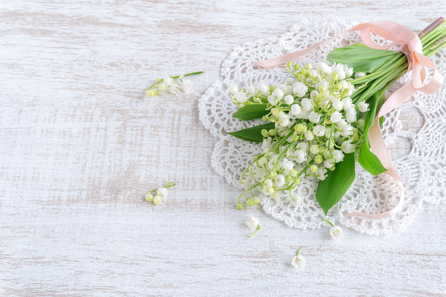Un mazzo di fiori bianchi su un centrino di pizzo
