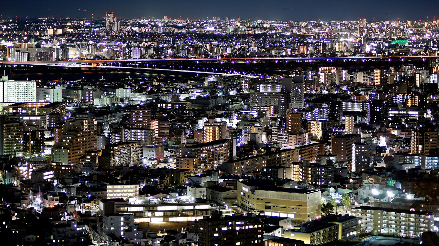 Đường chân trời đêm Tokyo được chiếu sáng bởi ánh đèn thành phố với các tòa nhà cao tầng