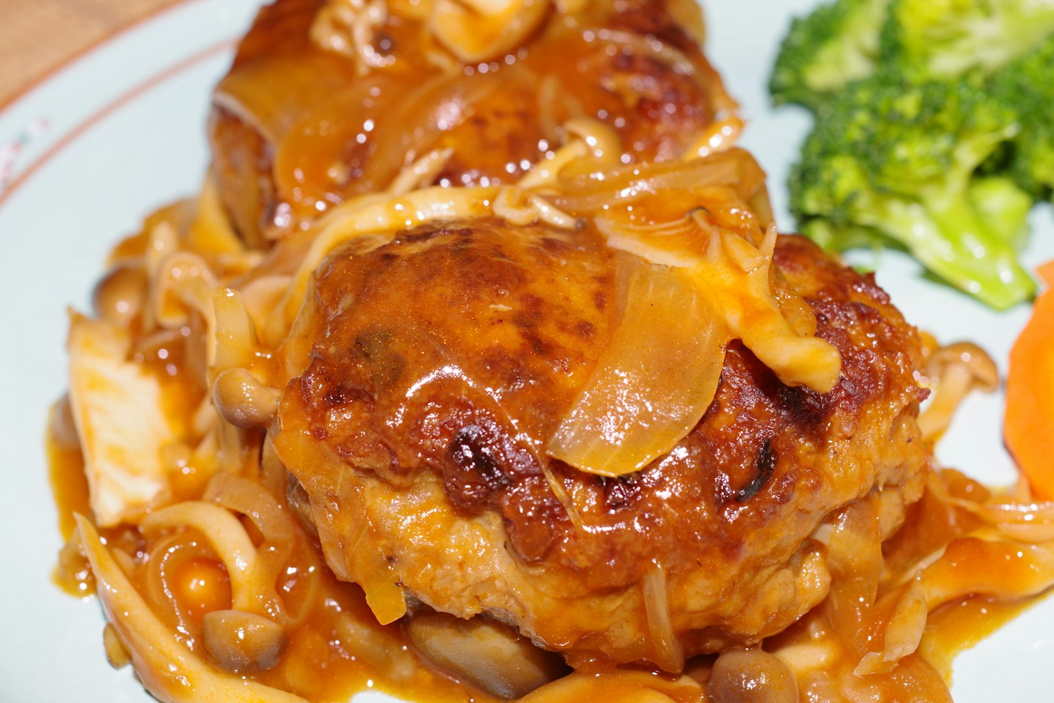 Assiette de steak haché garni de sauce teriyaki et accompagné de brocoli