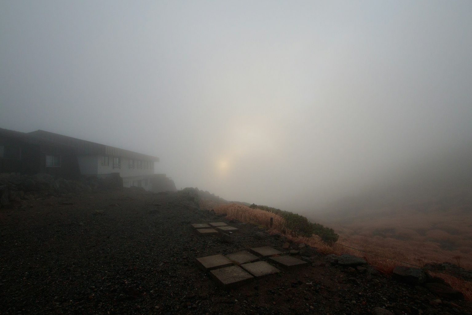 Paisaje neblinoso con una luz tenue que brilla