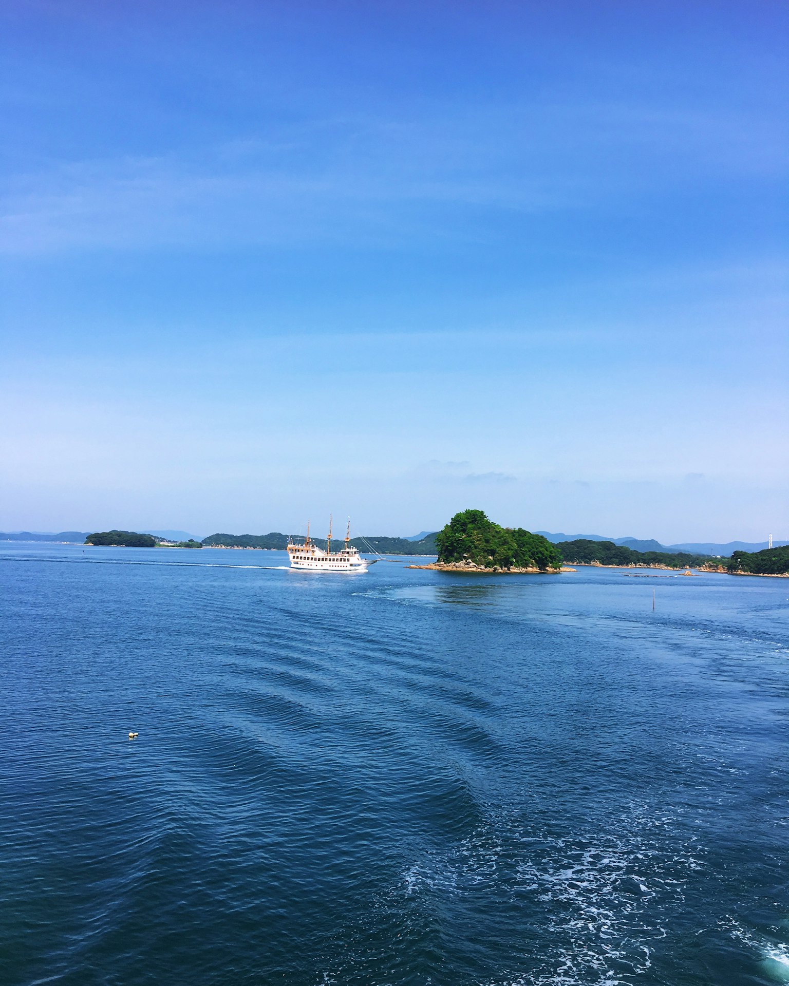 Vue panoramique d'une mer bleue avec de petites îles sous un ciel dégagé
