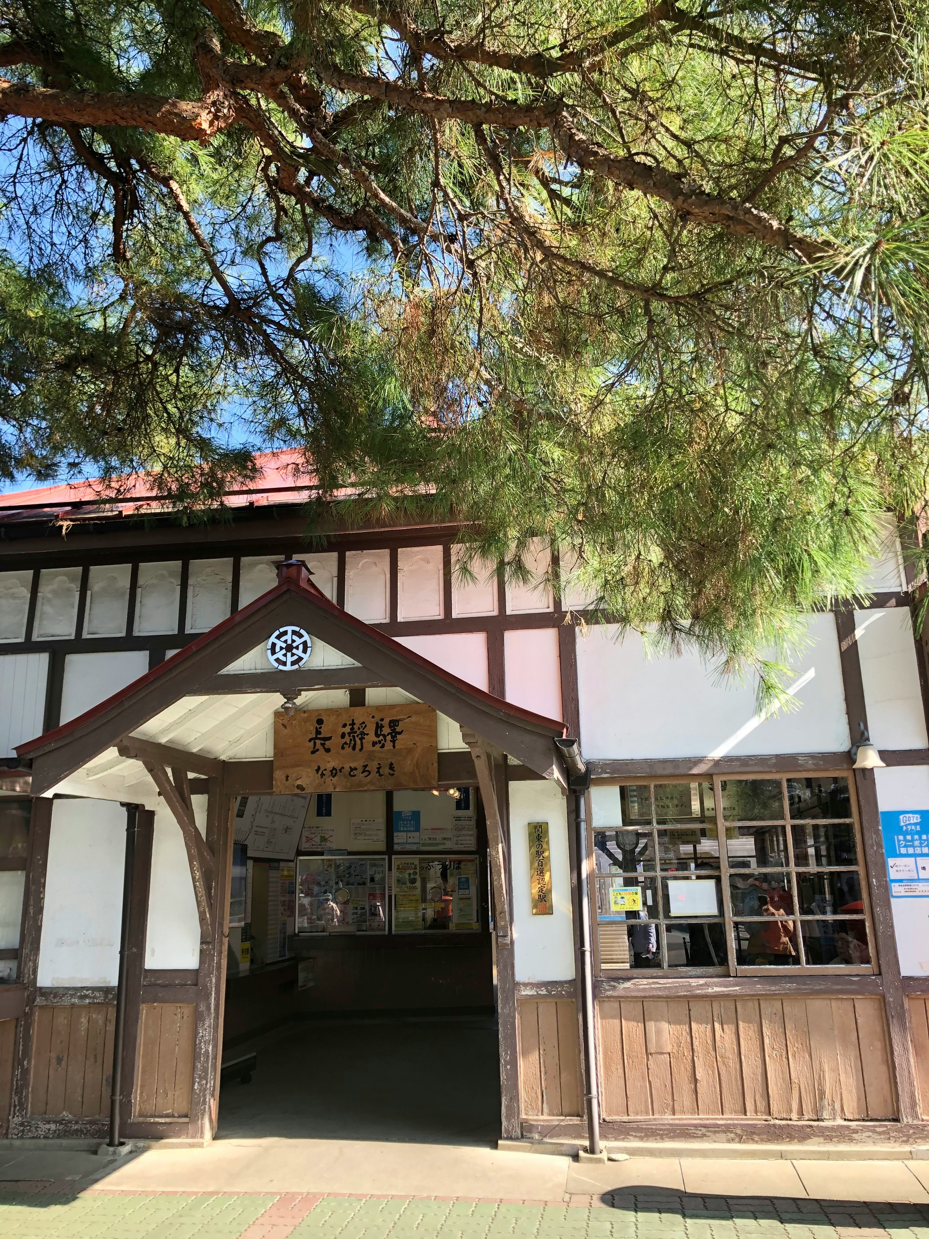 木造の門と和風の建物入口