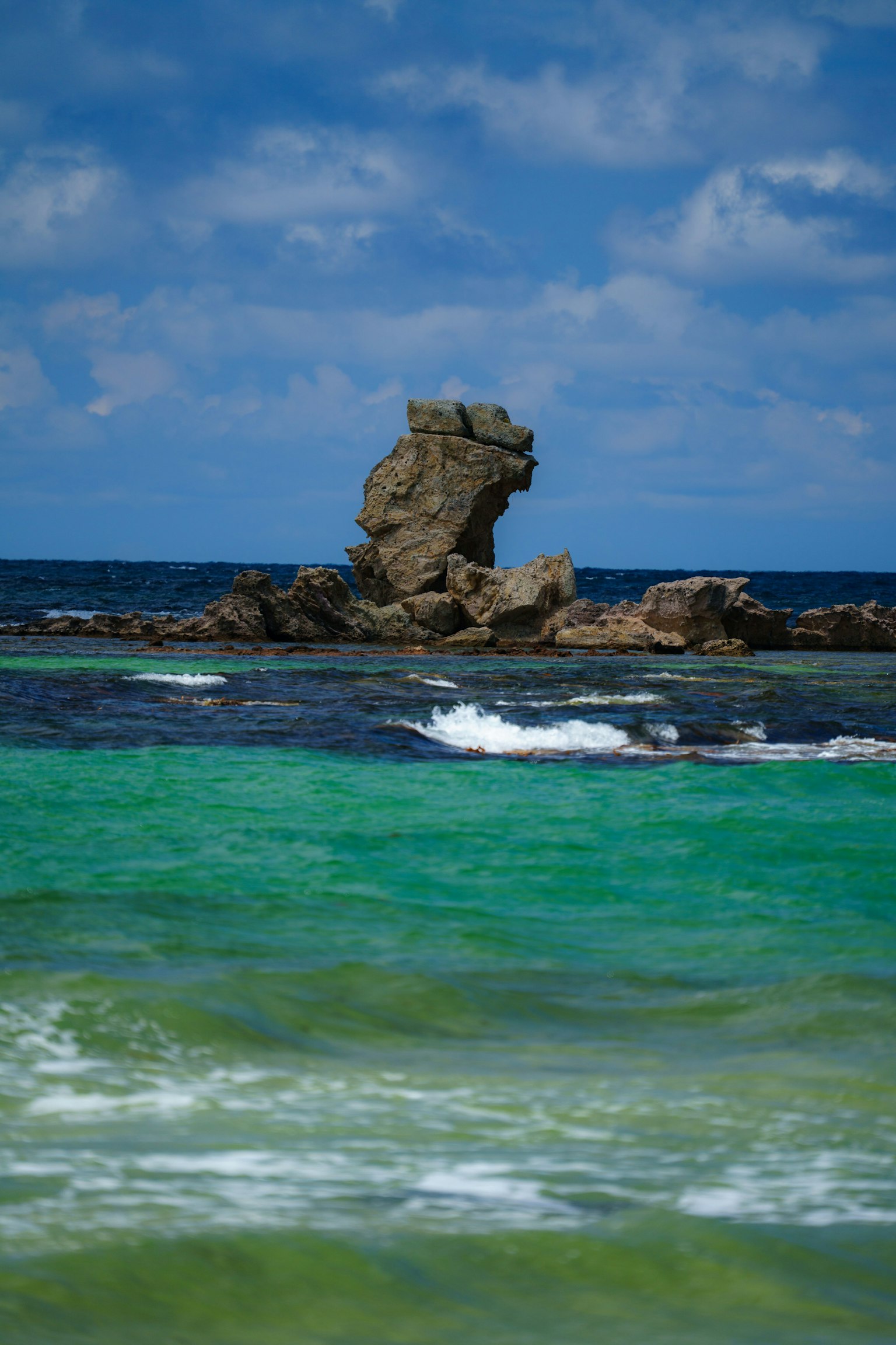 Vue pittoresque d'une formation rocheuse dans la mer turquoise sous un ciel bleu