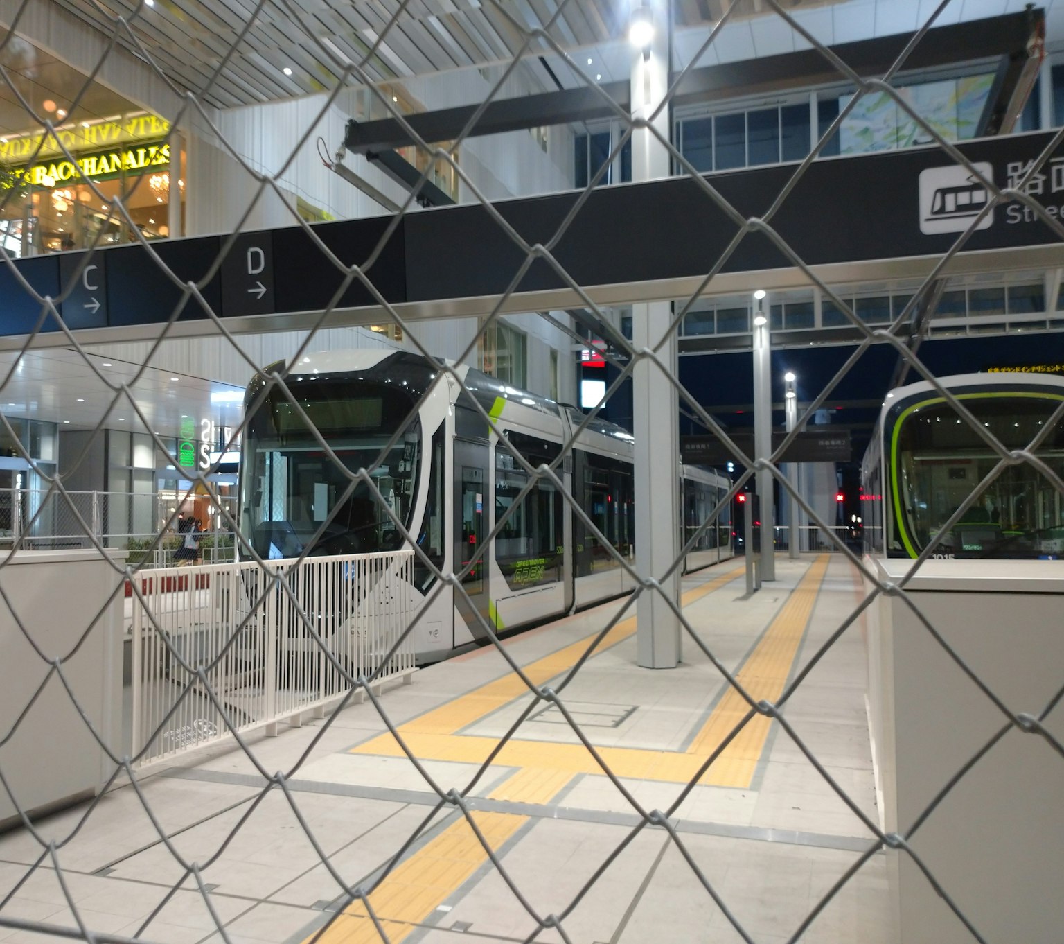 ภายในสถานีรถรางสมัยใหม่ที่มีรถจอดอยู่และการออกแบบร่วมสมัย