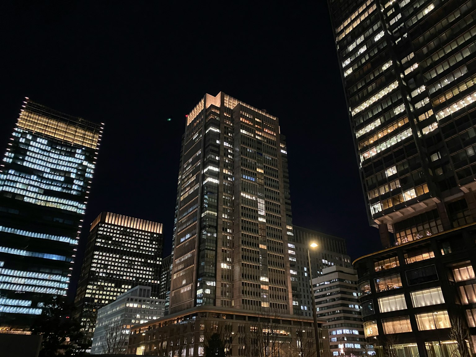 Paysage urbain nocturne avec des gratte-ciels et des fenêtres illuminées