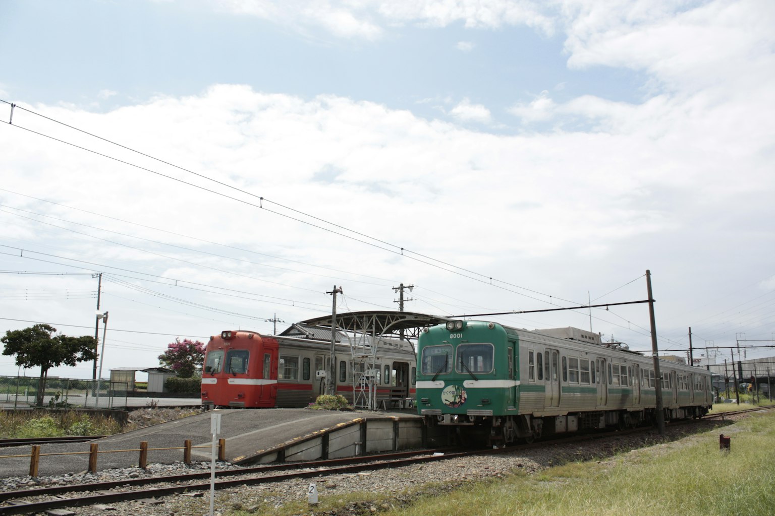 紅色和綠色列車在車站交會