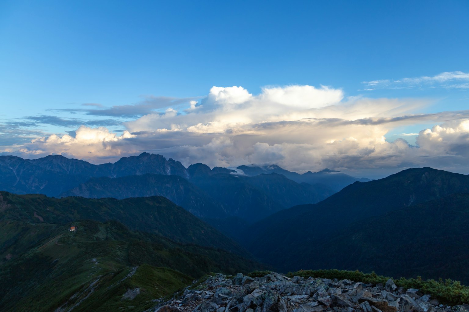 藍天和雲下壯麗的山脈景觀