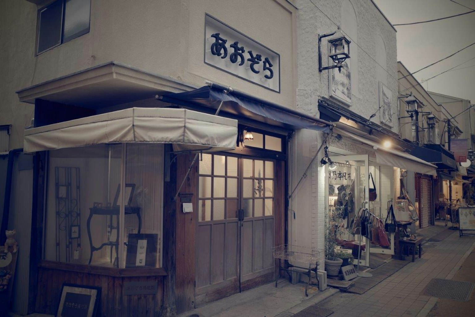 Vista escénica de una antigua calle comercial con arquitectura japonesa tradicional