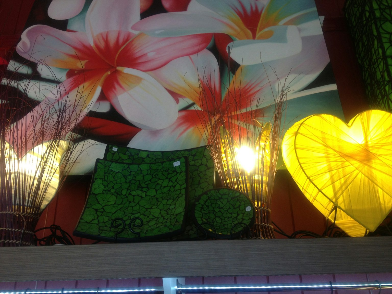 裝飾場景，特色是五彩繽紛的花卉藝術和心形燈具