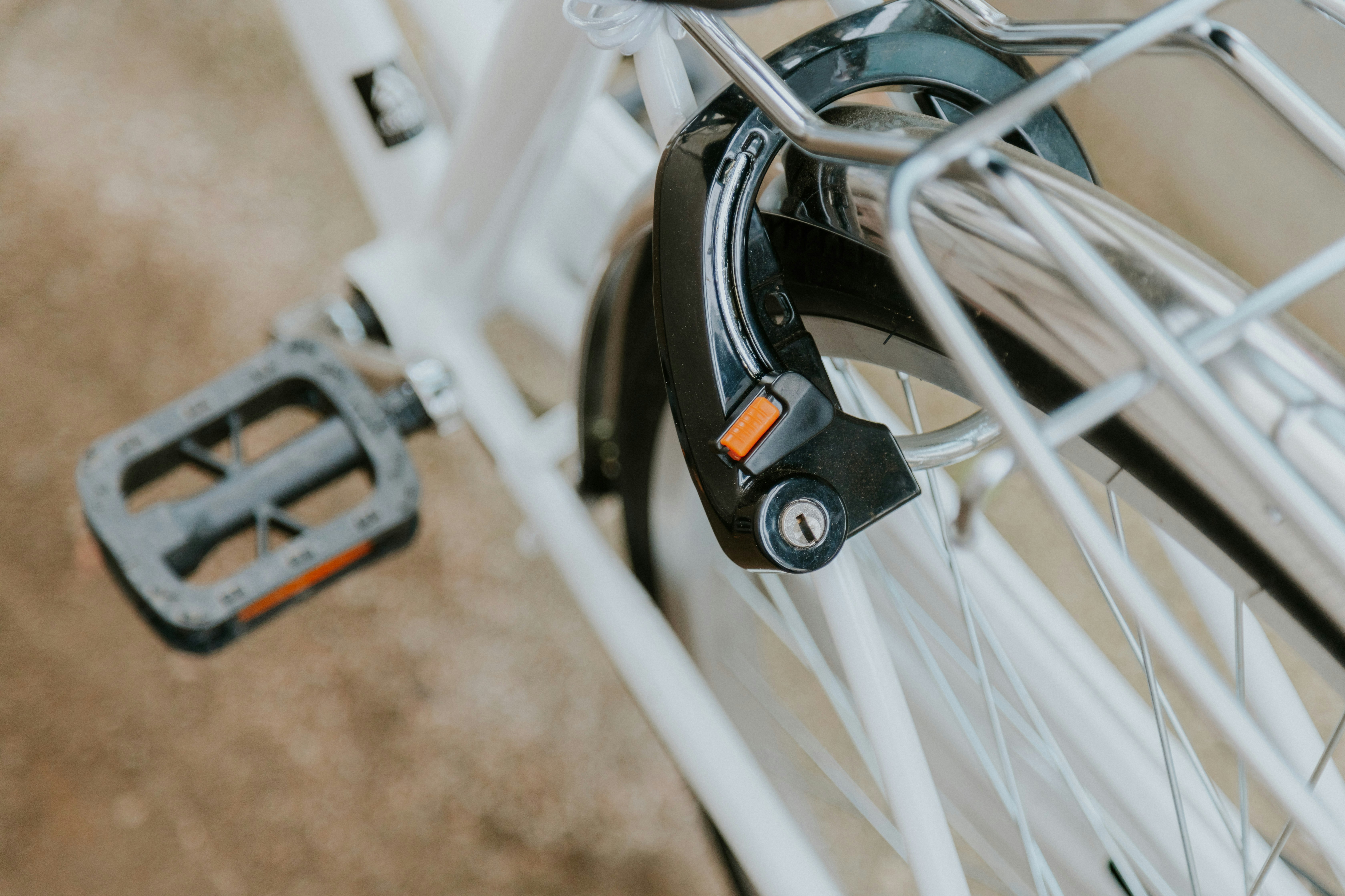 自転車の鍵とロック金具のアップ