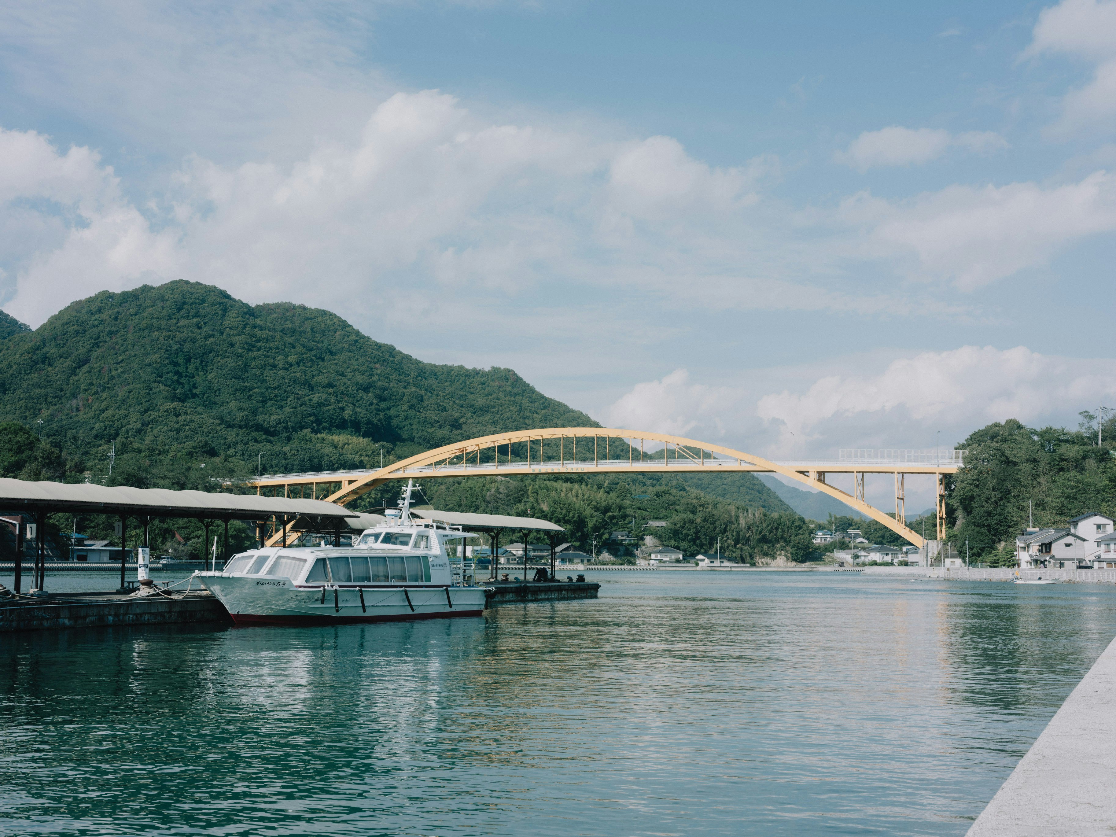 海と橋が見える川沿いのボート桟橋