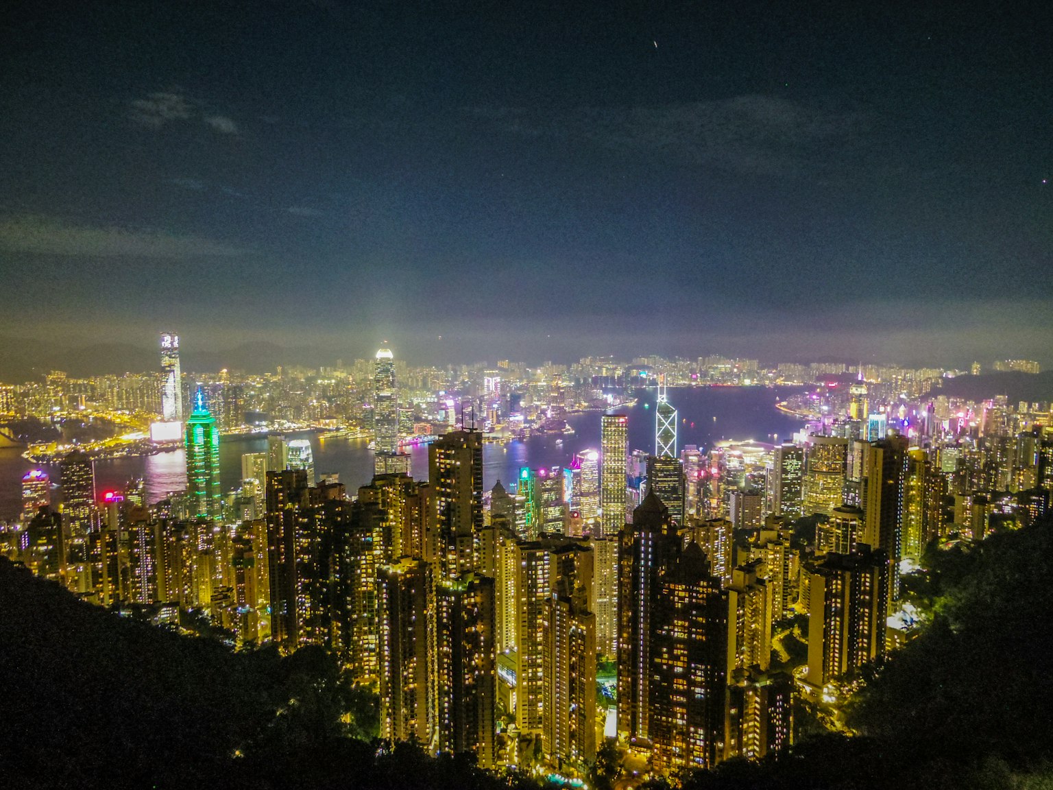 香港天際線的夜景和明亮的燈光
