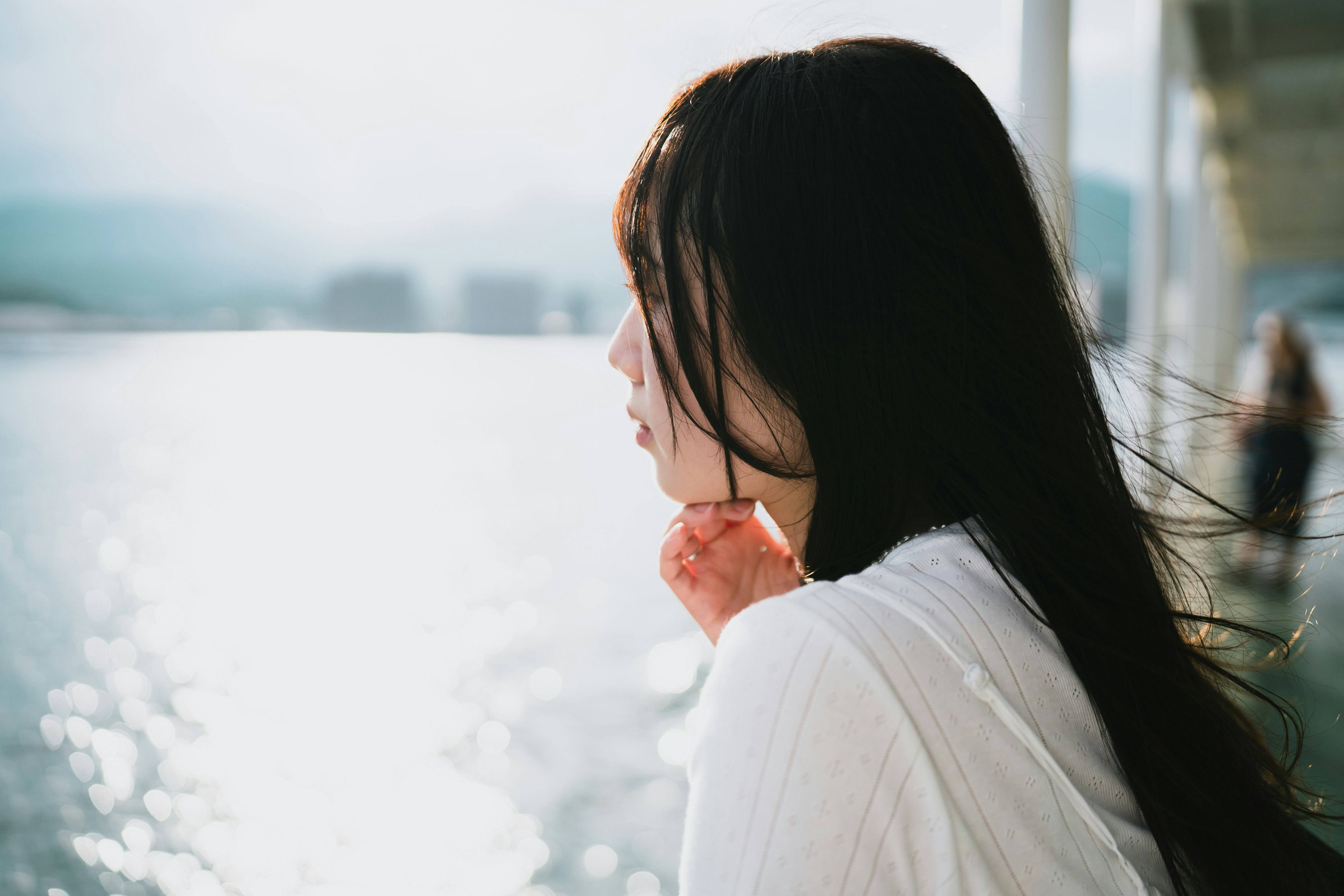 湖邊凝視的側臉女性