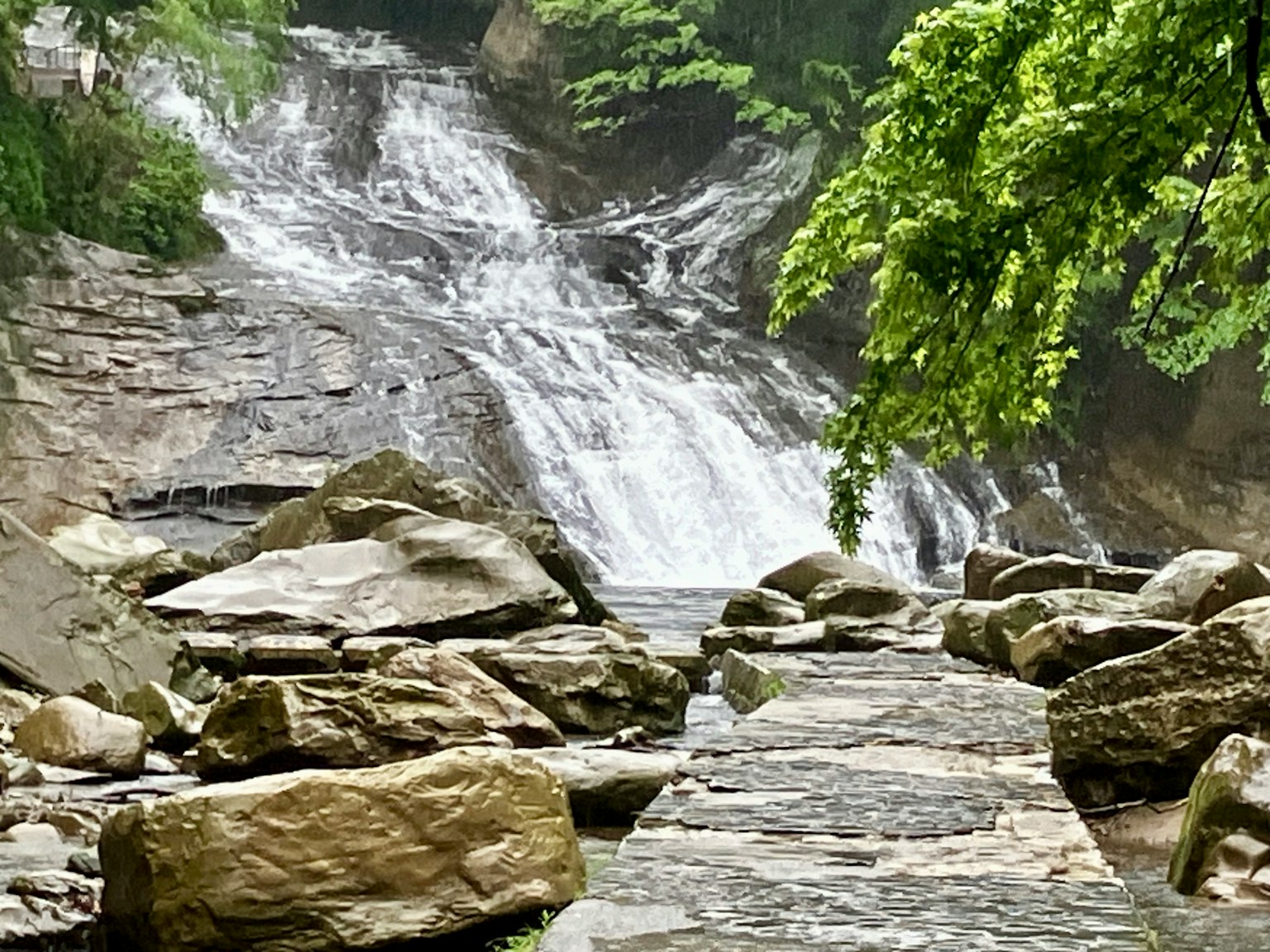 自然风景，有瀑布和大石头