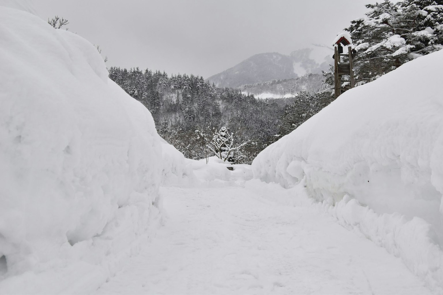 被雪覆盖的小路，两侧有高高的雪墙