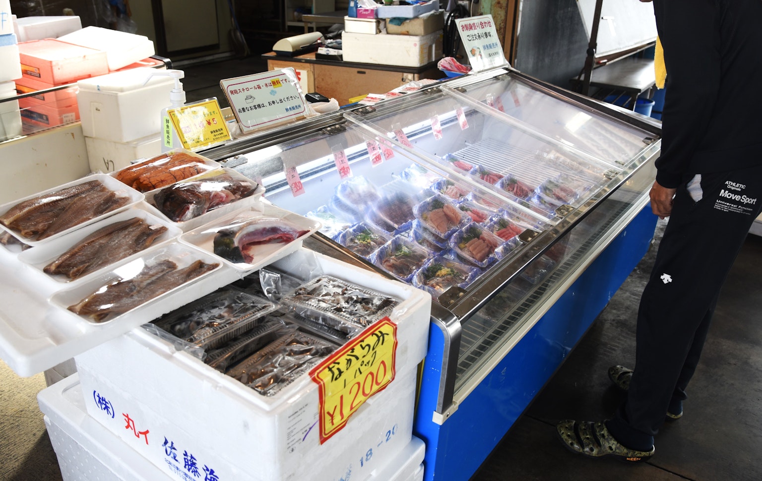 市場上展示各種海鮮的海鮮櫃台