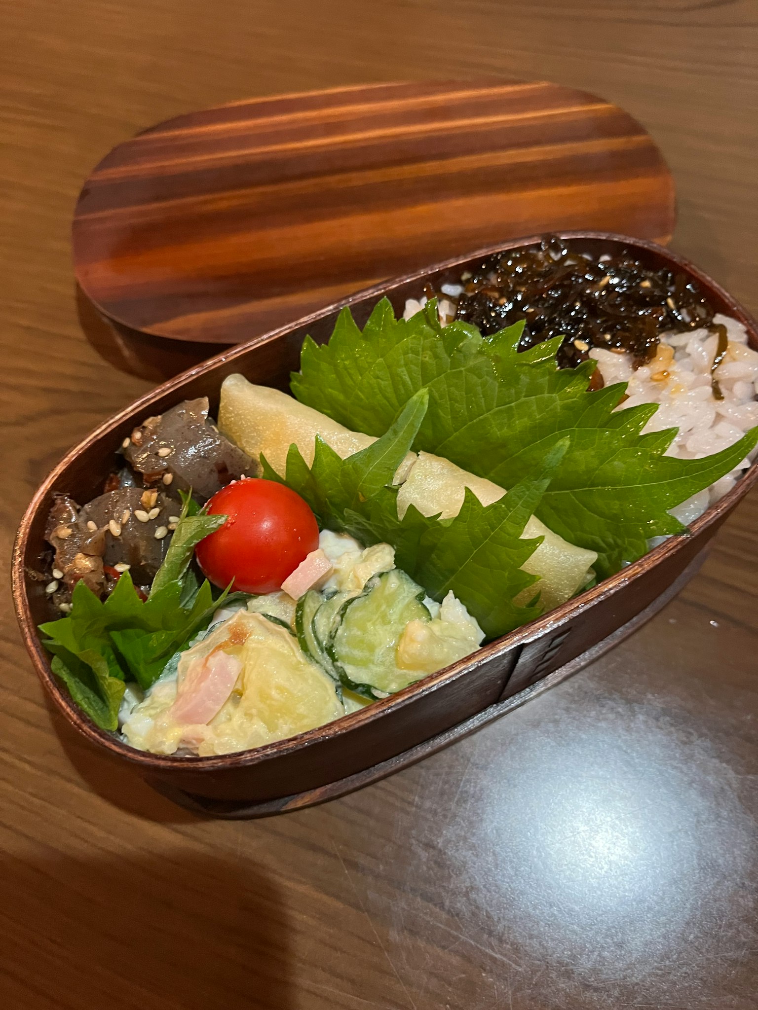 Une boîte à bento joliment disposée remplie de sushi frais et de légumes