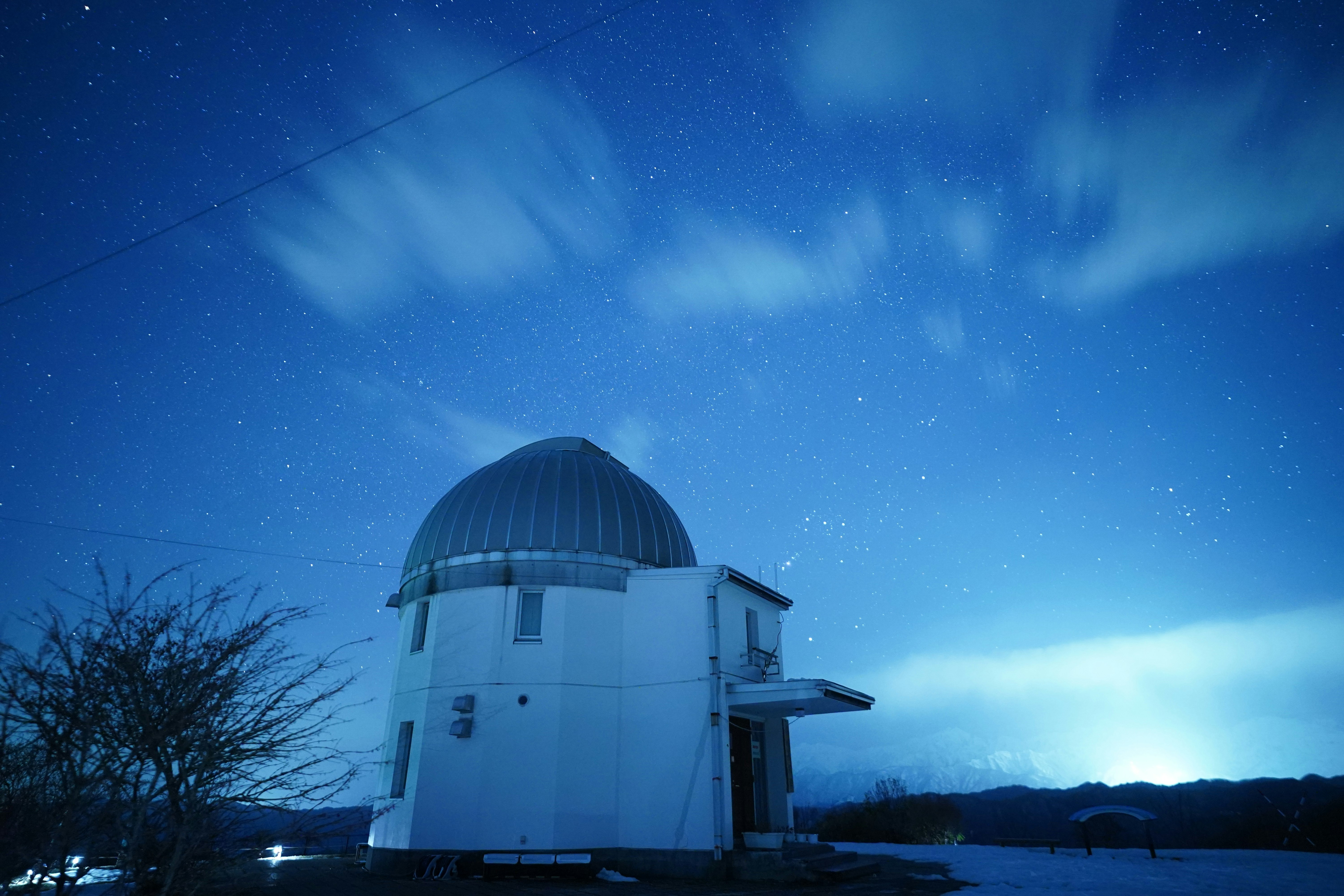 夜空下的圆顶天文台建筑