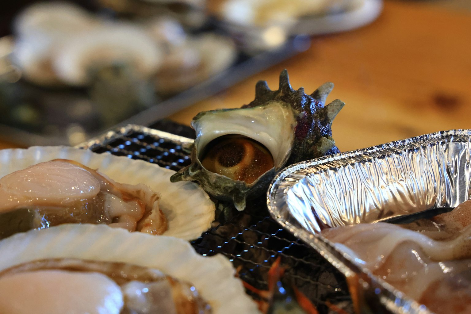 Immagine ravvicinata di frutti di mare freschi con capesante e una conchiglia di conchiglia