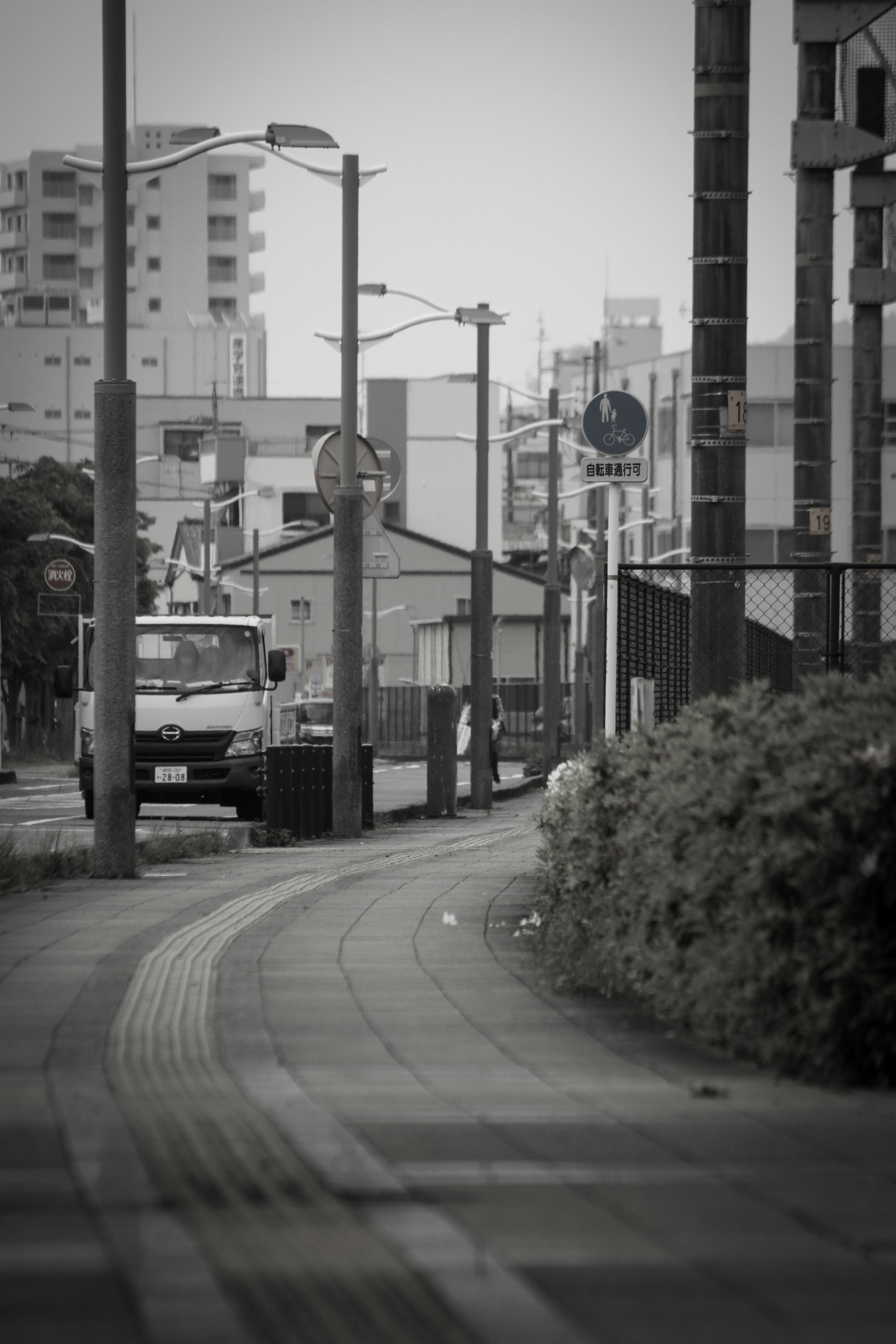 calle curva junto a una estructura elevada y edificios