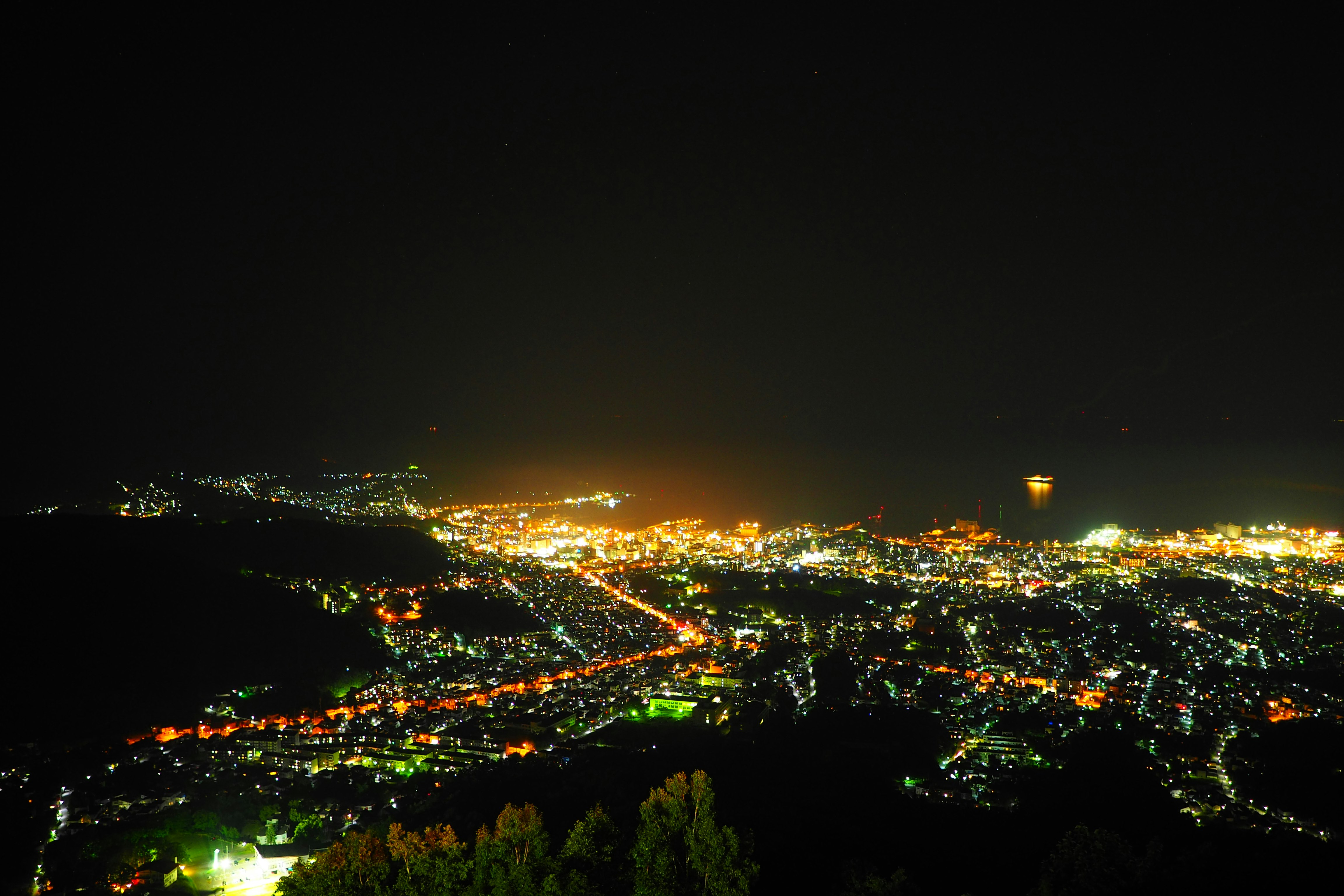 夜景の街並みを見下ろす眺望